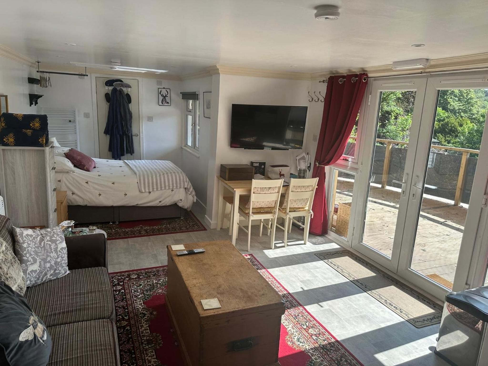 Unique Orchard Lodge for couples with hot tub