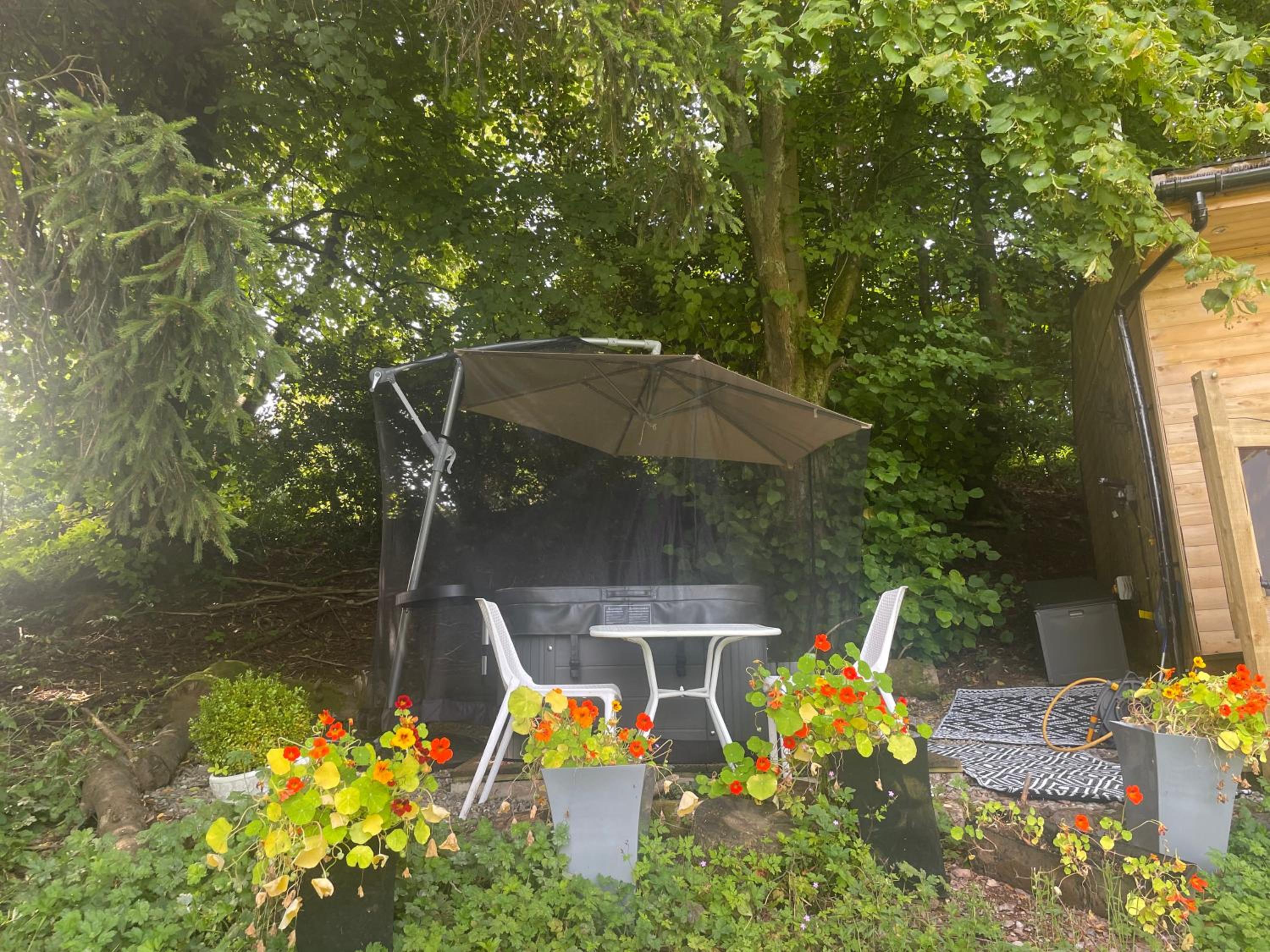 Unique Orchard Lodge for couples with hot tub