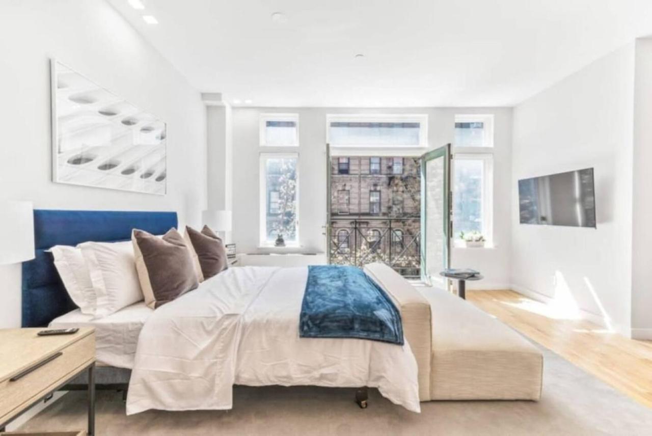 Studio w Charming Juliet Balcony in Upper East