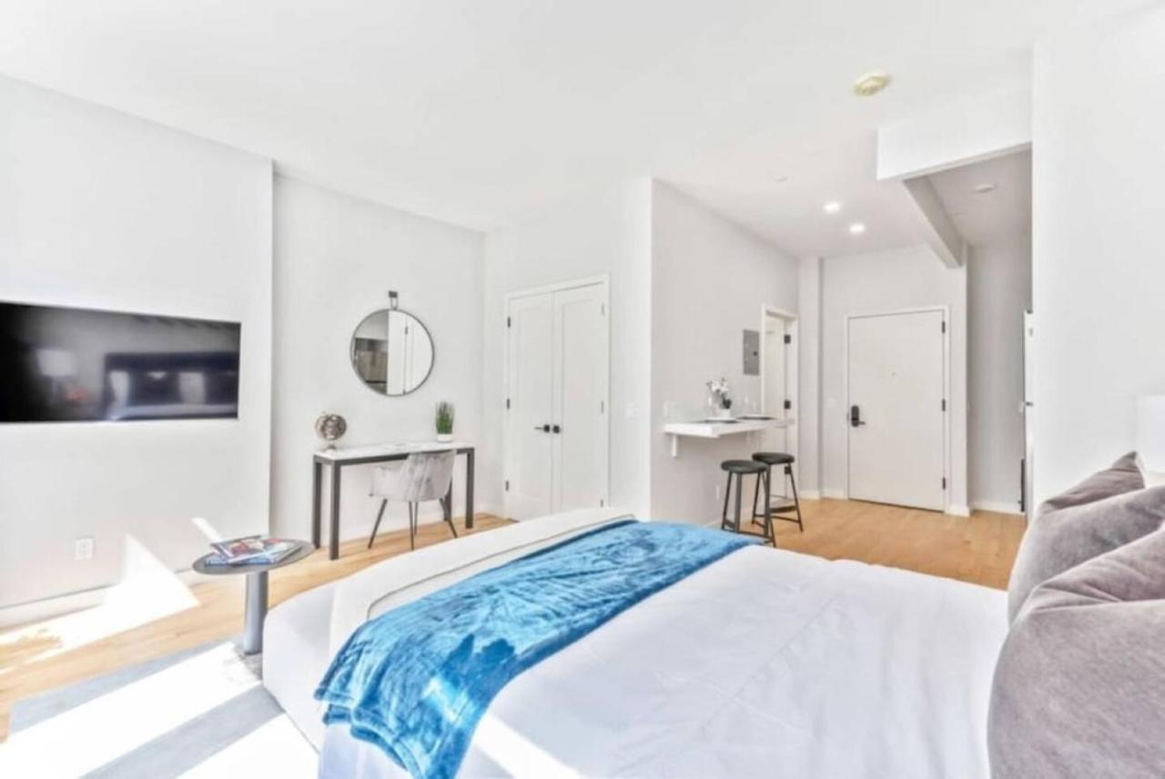 Studio w Charming Juliet Balcony in Upper East