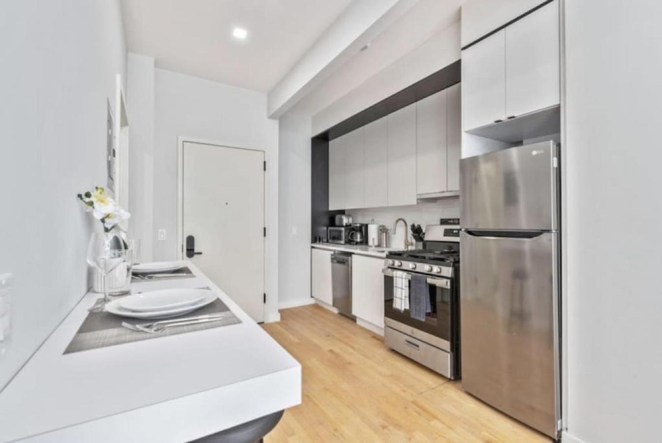 Studio w Charming Juliet Balcony in Upper East