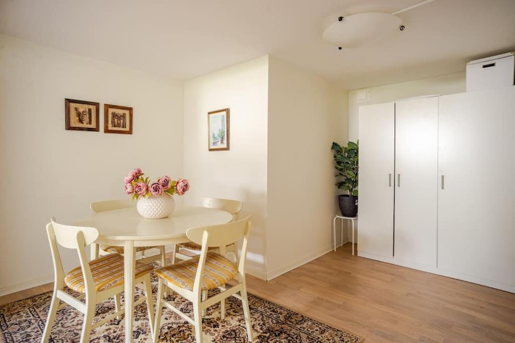 Modern apartment in a quiet neighbourhood view 4