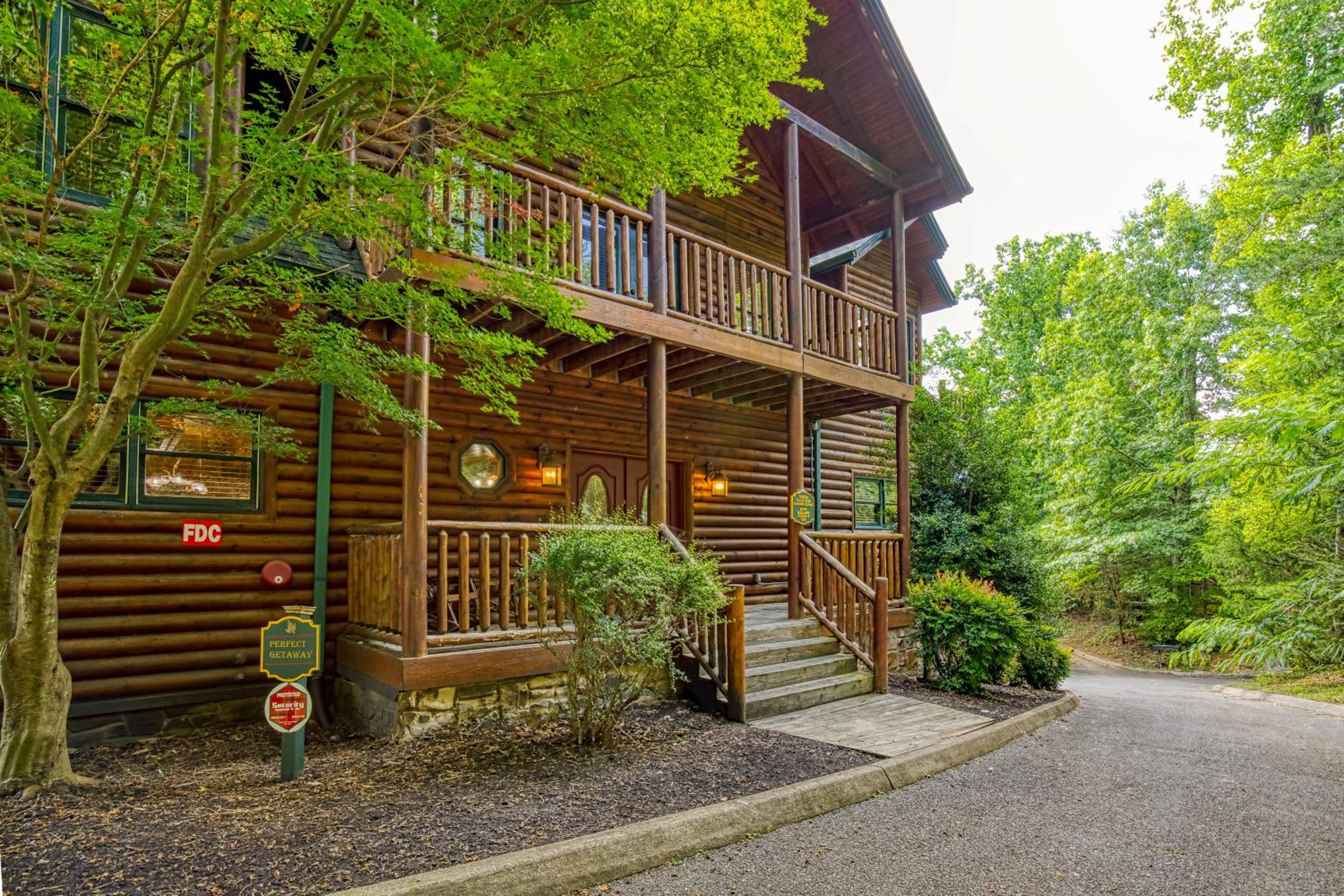 Perfect Getaway- Game Room, Mini Golf Course, Hot Tub, Pool Access