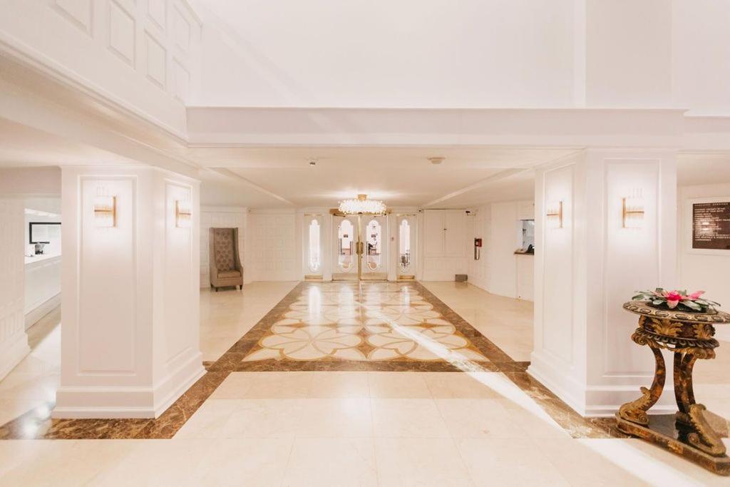 Alexander 1209 Beachfront condo with 2 pools , beach access, sauna, stores