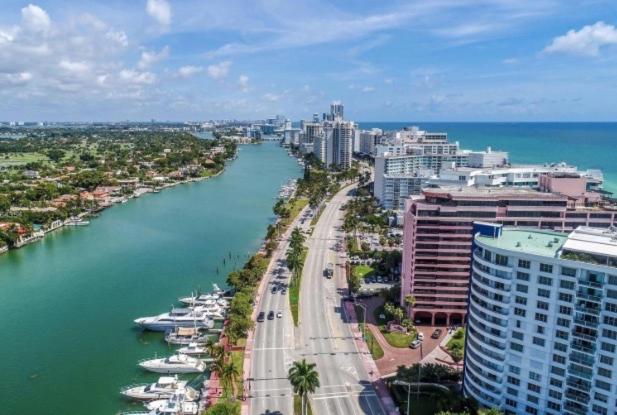 Alexander 1209 Beachfront condo with 2 pools , beach access, sauna, stores