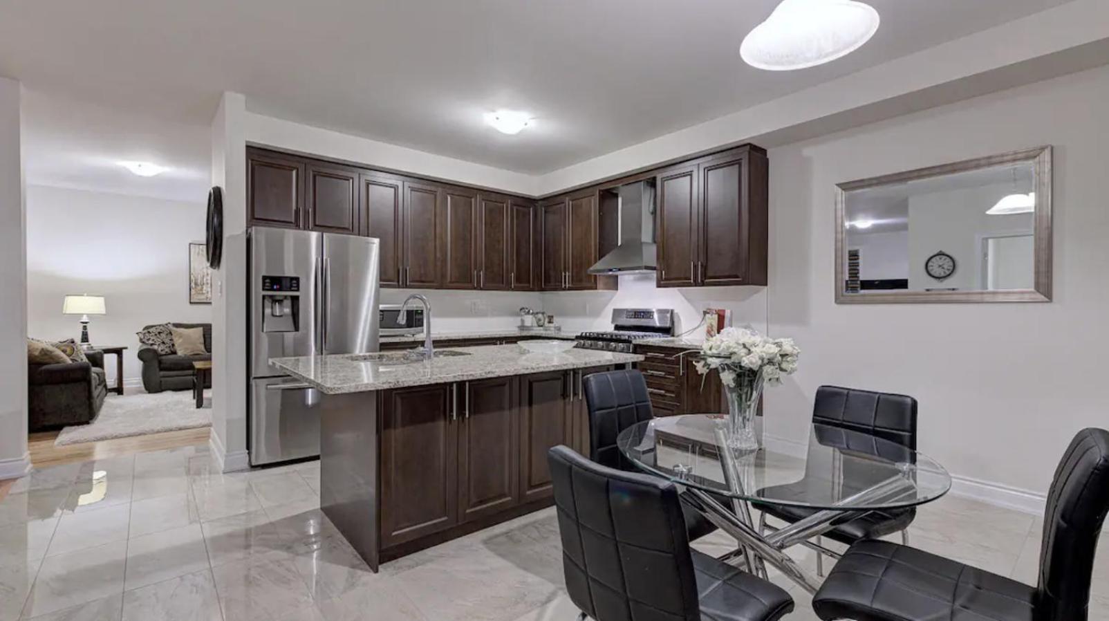 Upper Level House In Brampton
