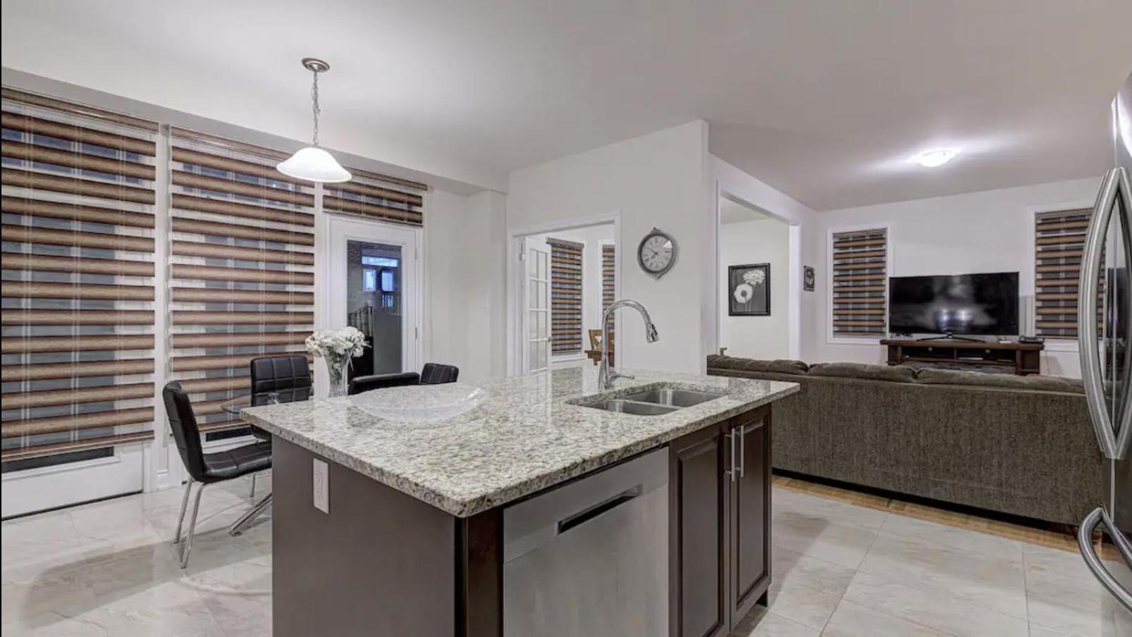 Upper Level House In Brampton
