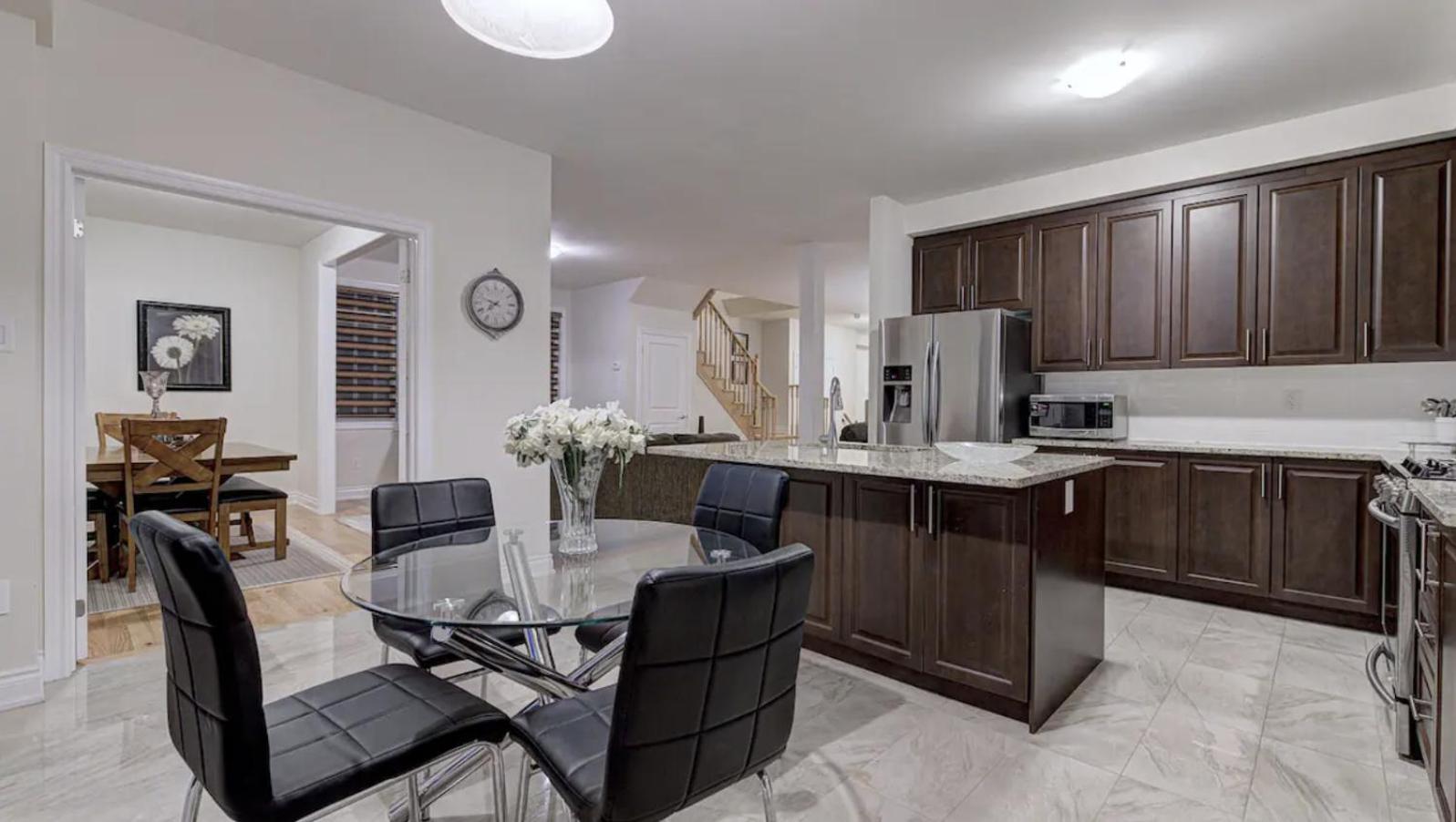 Upper Level House In Brampton
