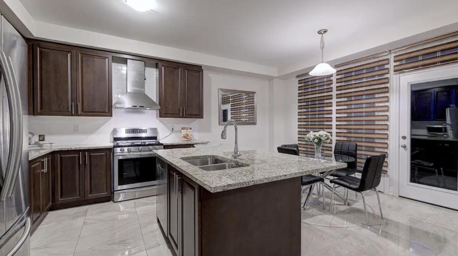 Upper Level House In Brampton