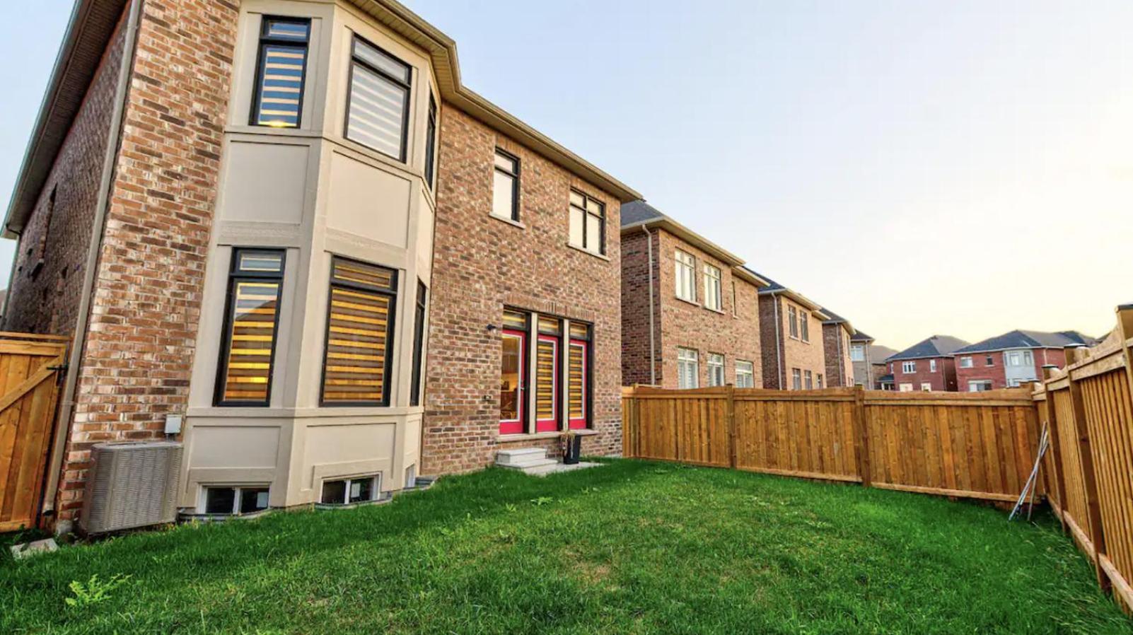 Upper Level House In Brampton