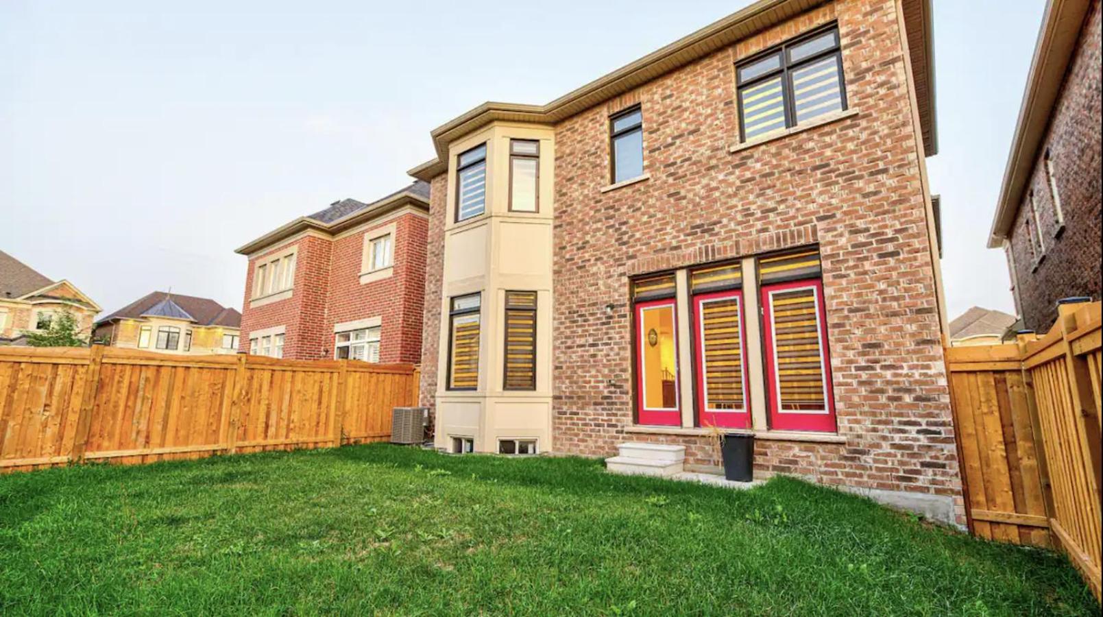 Upper Level House In Brampton