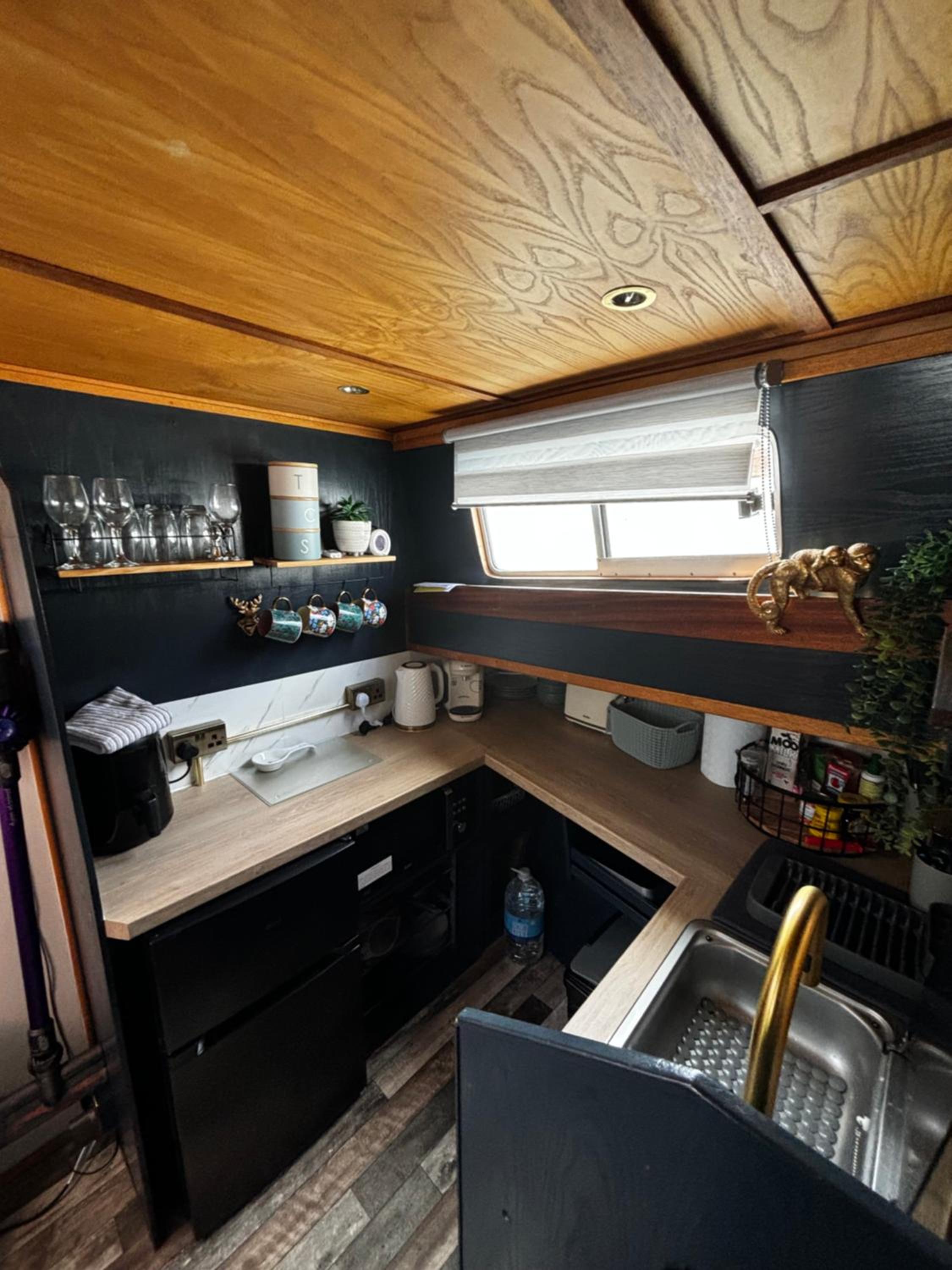 Sea Dream 42ft Beautiful 2 bedroom boat view 5