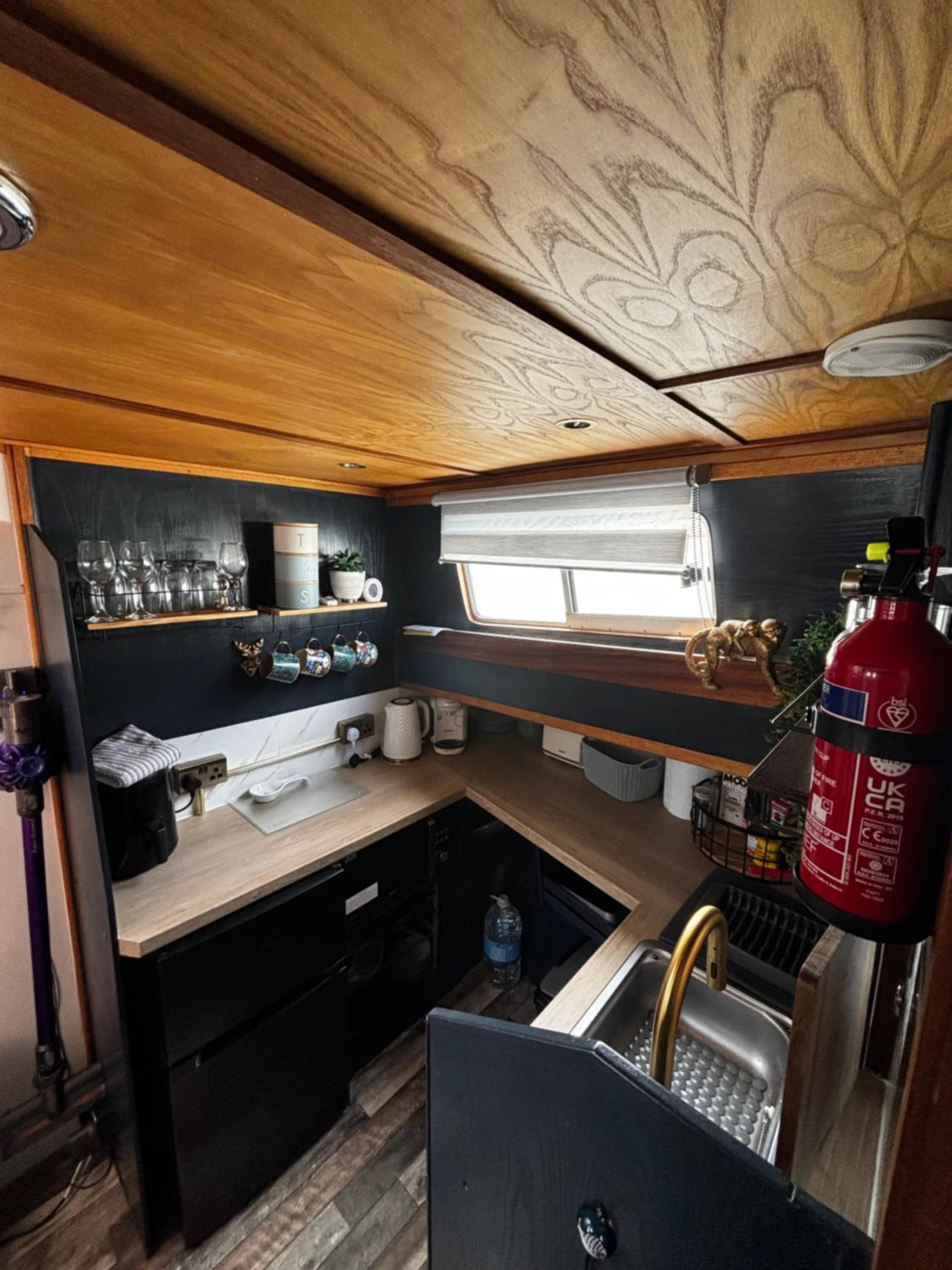 Sea Dream 42ft Beautiful 2 bedroom boat view 4
