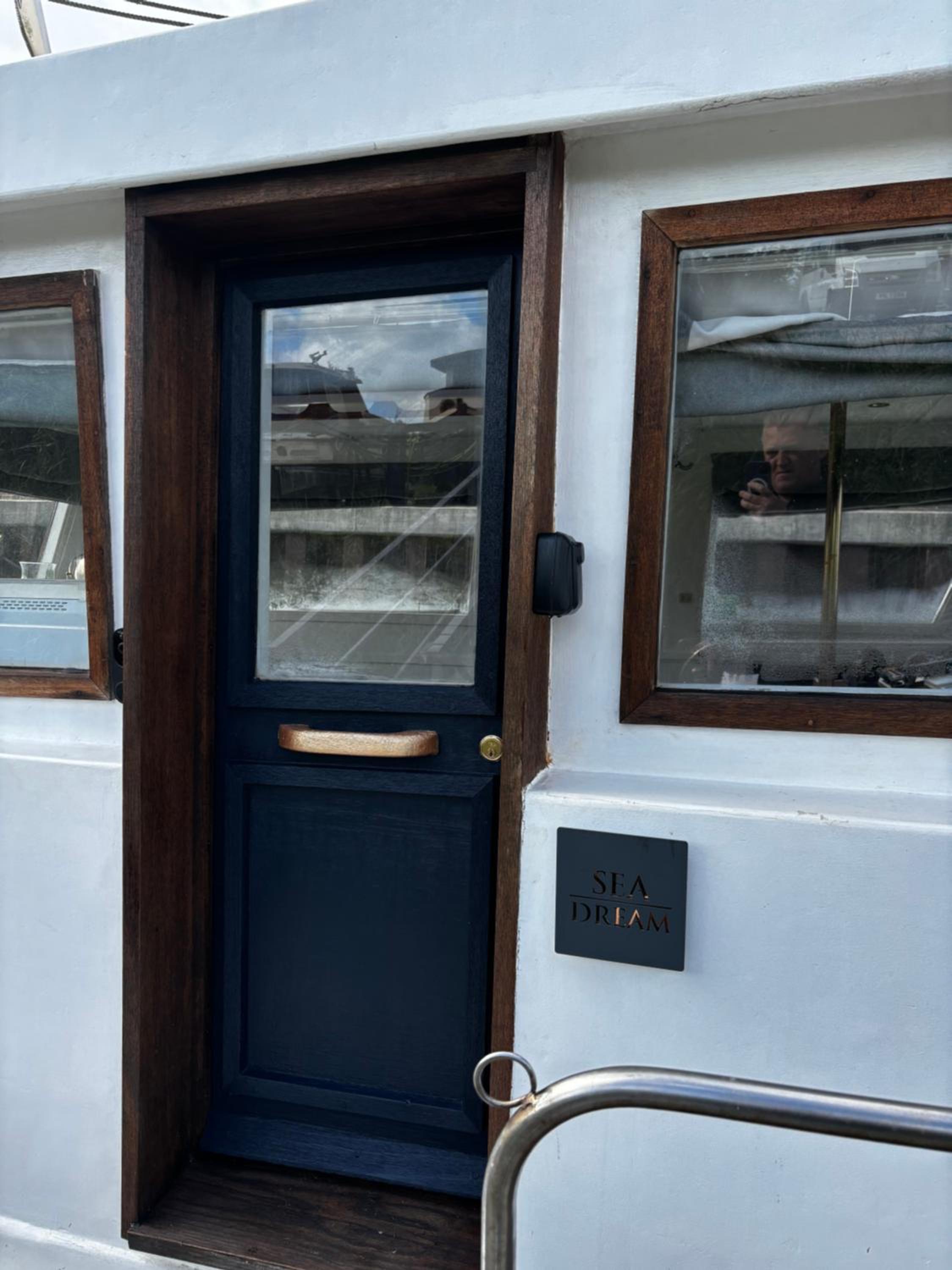 Sea Dream 42ft Beautiful 2 bedroom boat view 2