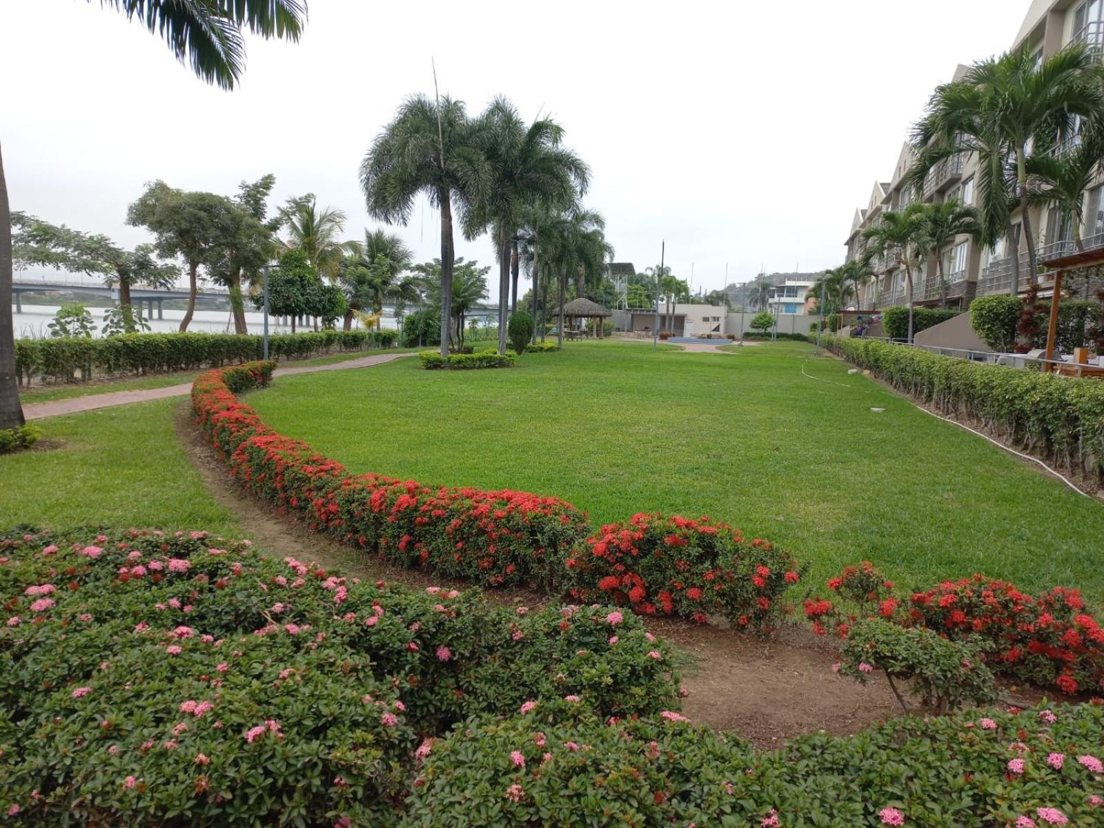 Casa de lujo amoblada en el Norte de Guayaquil view 3
