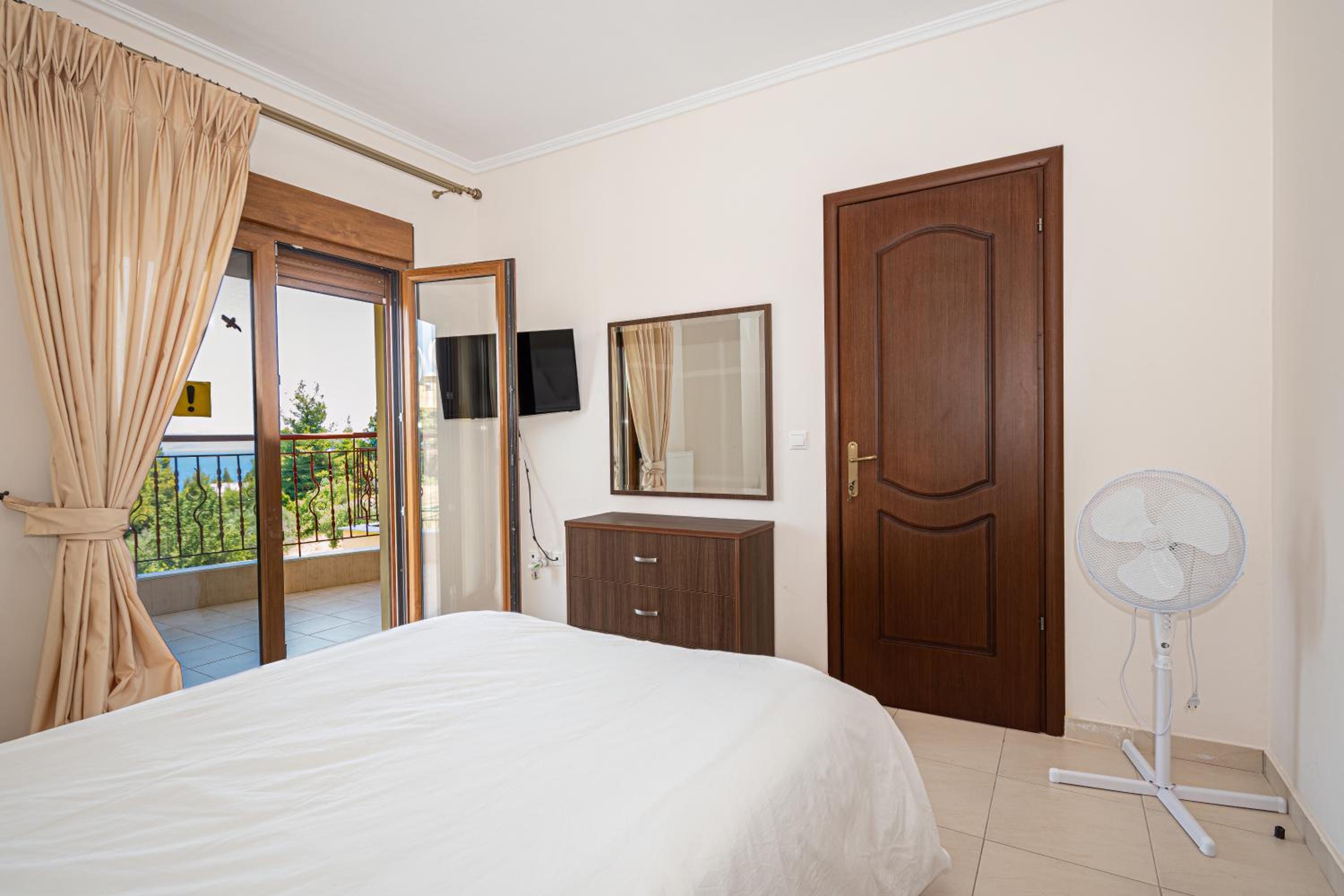 Holiday home with panoramic view of the forest view 4