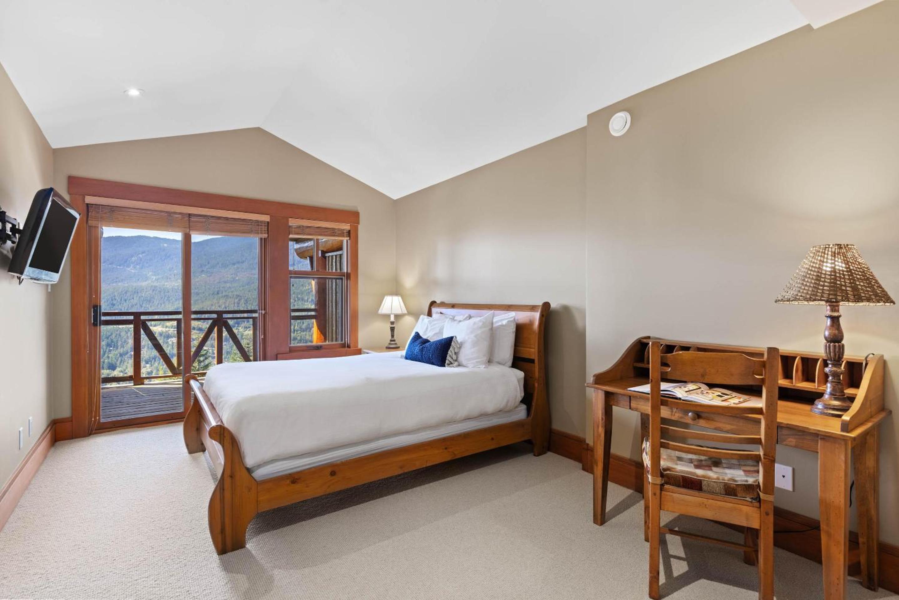 Taluswood The Heights 17 | Ski Access Townhome with Private Hot Tub, & Scenic Views