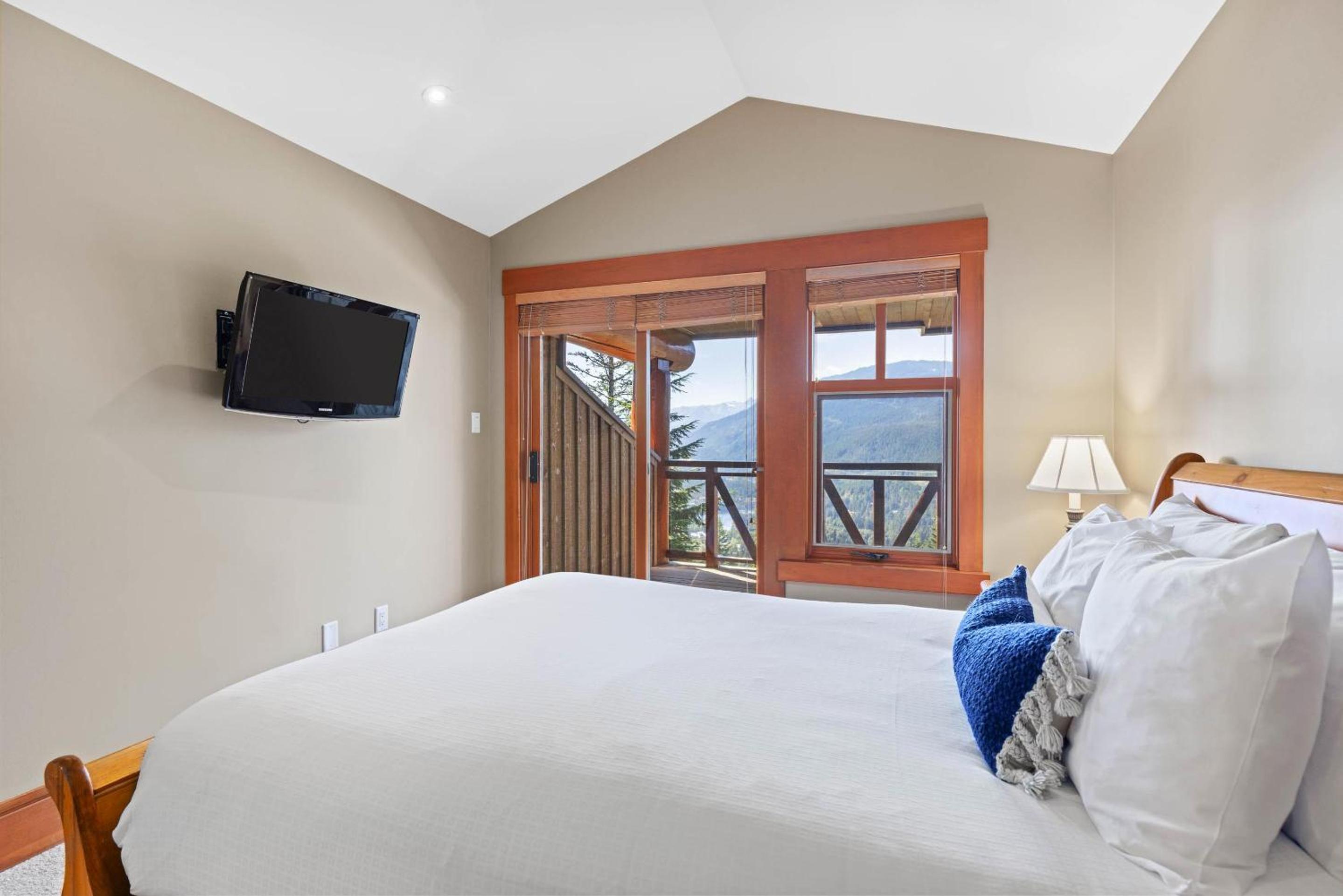 Taluswood The Heights 17 | Ski Access Townhome with Private Hot Tub, & Scenic Views