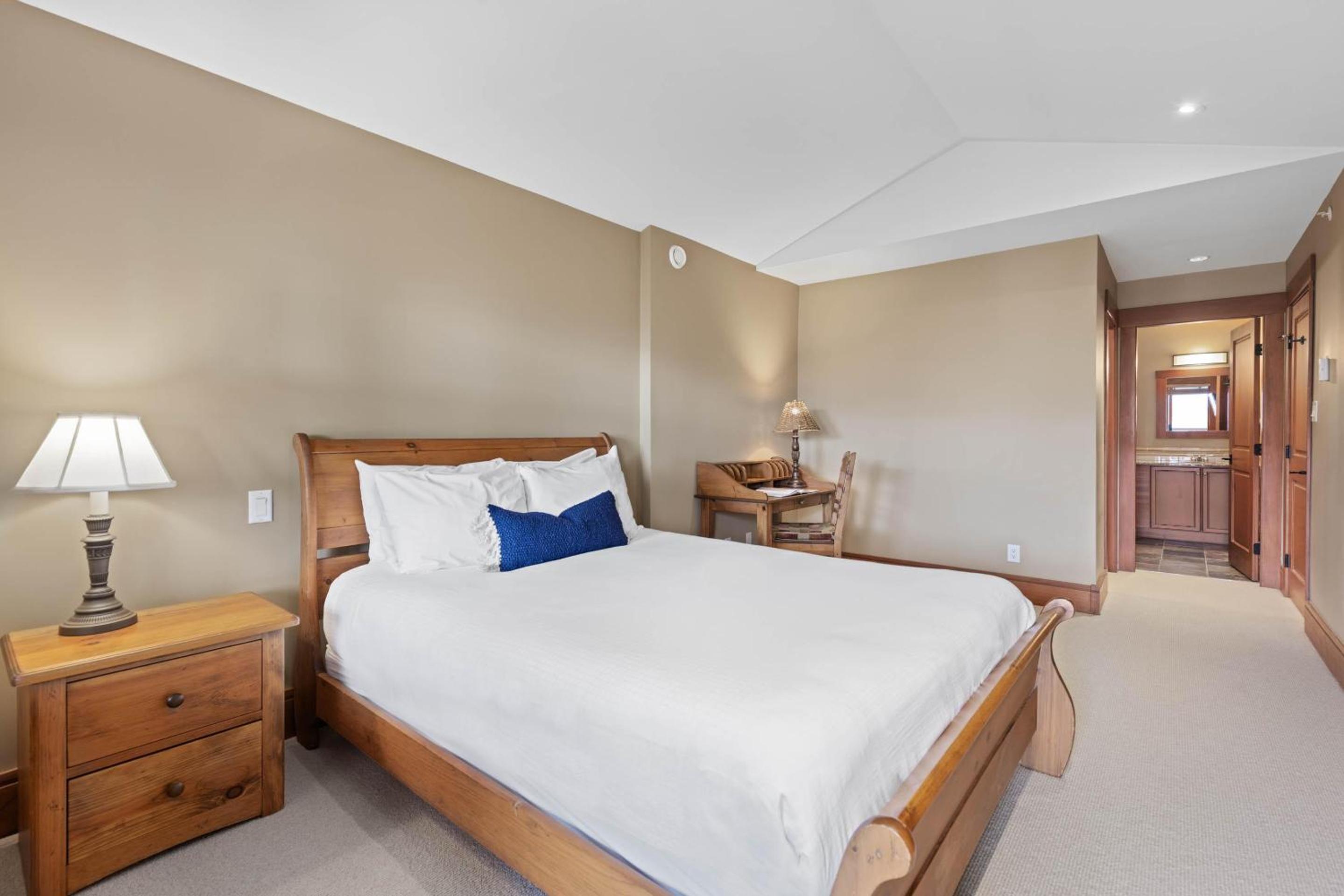 Taluswood The Heights 17 | Ski Access Townhome with Private Hot Tub, & Scenic Views