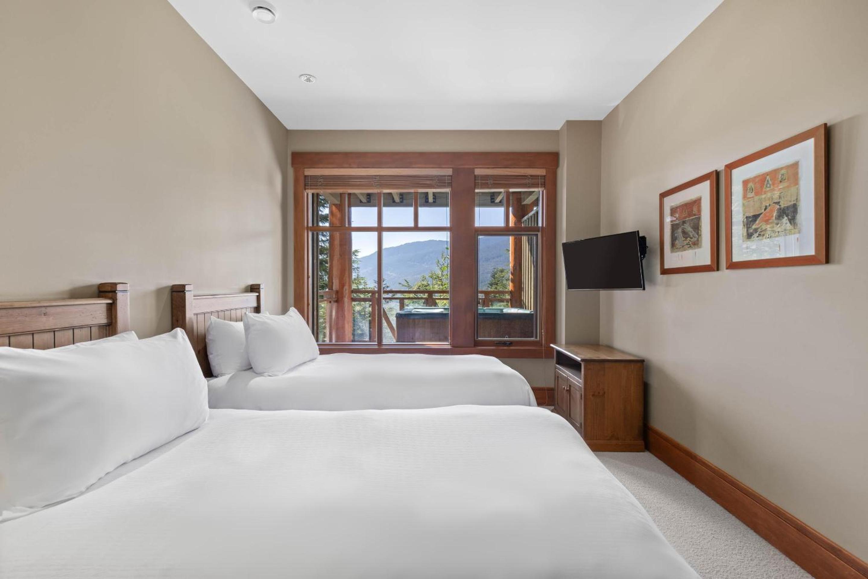 Taluswood The Heights 17 | Ski Access Townhome with Private Hot Tub, & Scenic Views