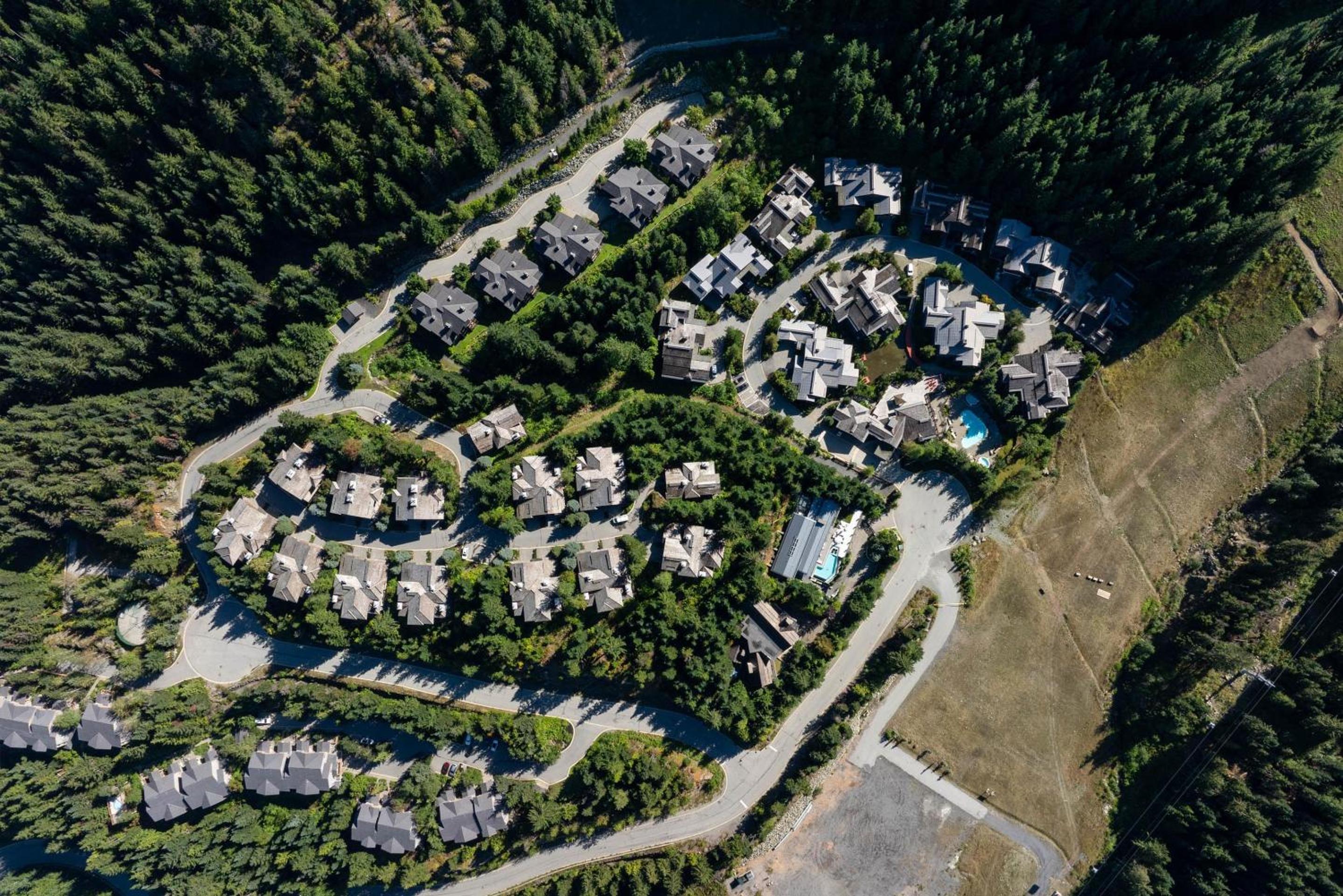 Taluswood The Heights 17 | Ski Access Townhome with Private Hot Tub, & Scenic Views