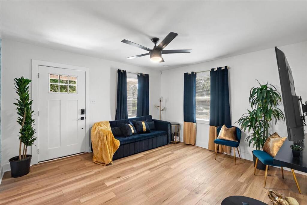 Renovated, Sleeps 9, Fire Pit & Games, 5 min to Uptown view 2
