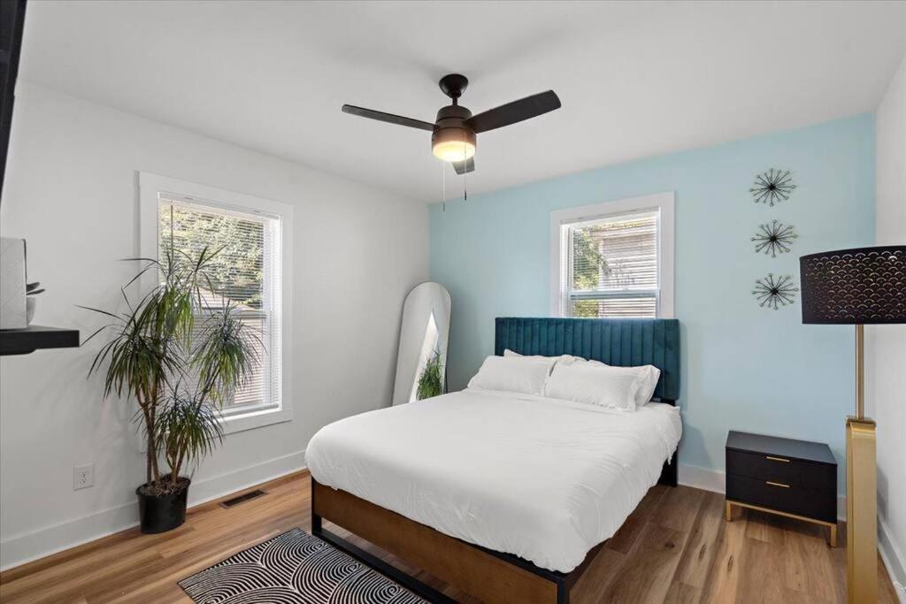 Renovated, Sleeps 9, Fire Pit & Games, 5 min to Uptown view 4