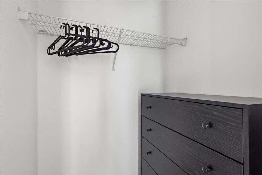 Renovated, Sleeps 9, Fire Pit & Games, 5 min to Uptown view 5