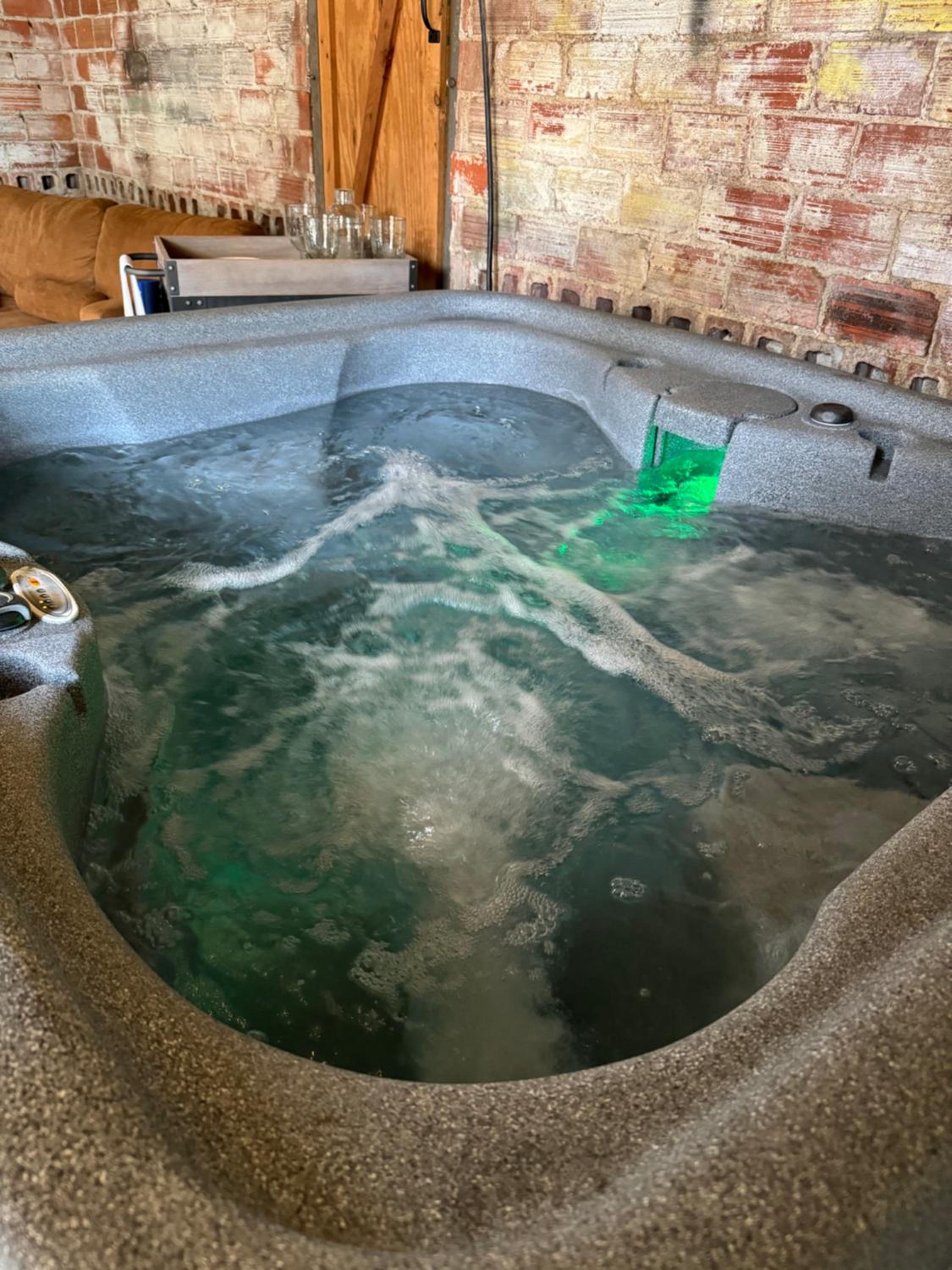 Ivy Cottage w hot tub by HVNLYhomes view 4