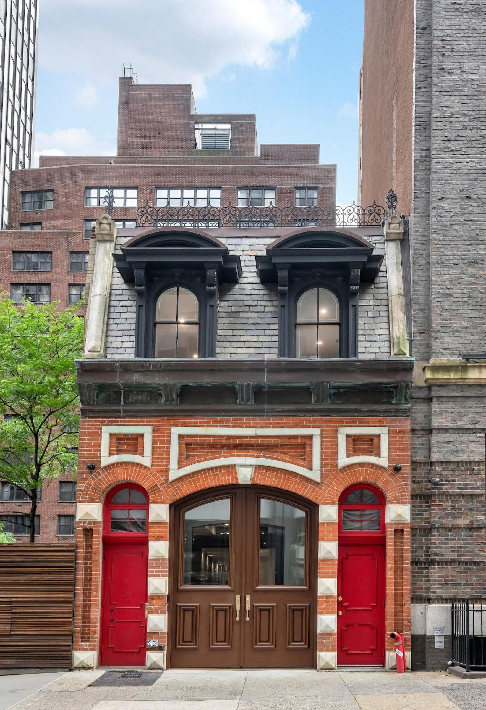 Landmarked NYC Townhome - Sleeps 10 -Group-Friendly — New York