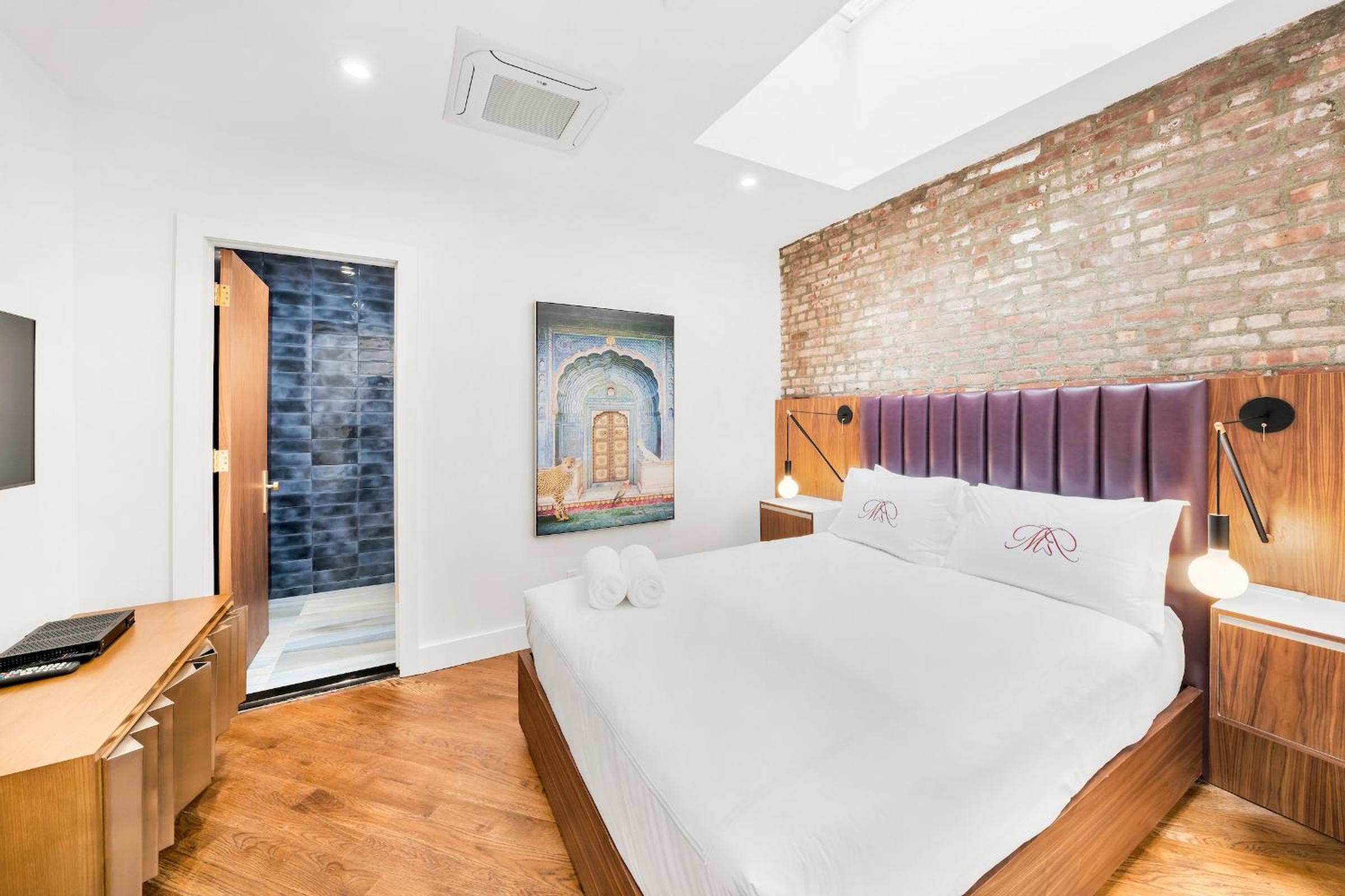 Landmarked NYC Townhome - Sleeps 10 -Group-Friendly photo 2