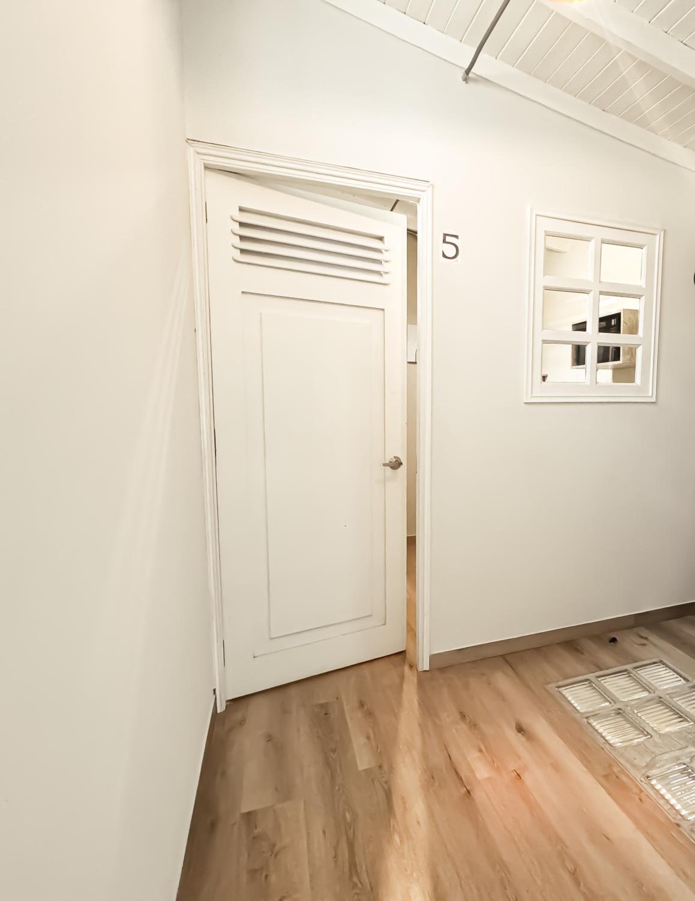 Affordable accommodation, good location! LAU5