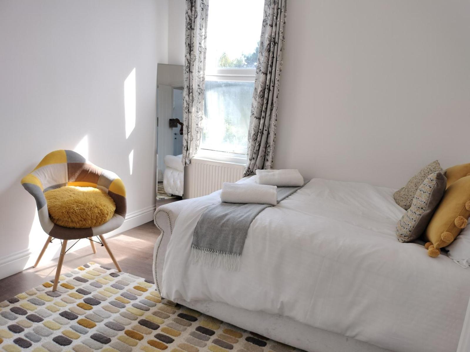 Bright Spacious Double Room, next to Underground Station