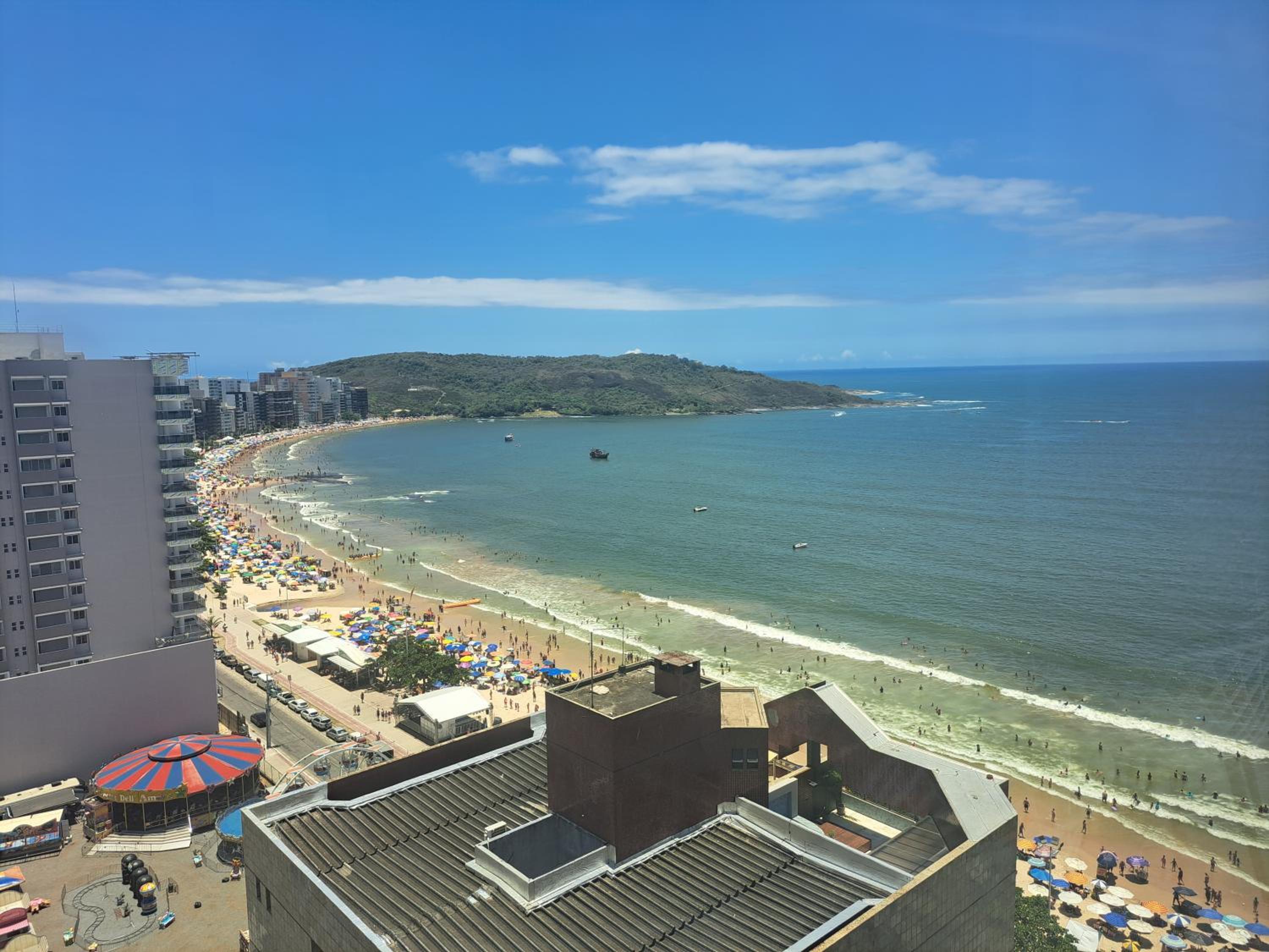 Aconchegante APARTAMENTO - Praia do Morro- Beira Mar com vista para o mar - 2 quartos , 2 banheiros, 2 vagas garagem, 1 varandas, 2 elevadores, Wi-Fi - bem