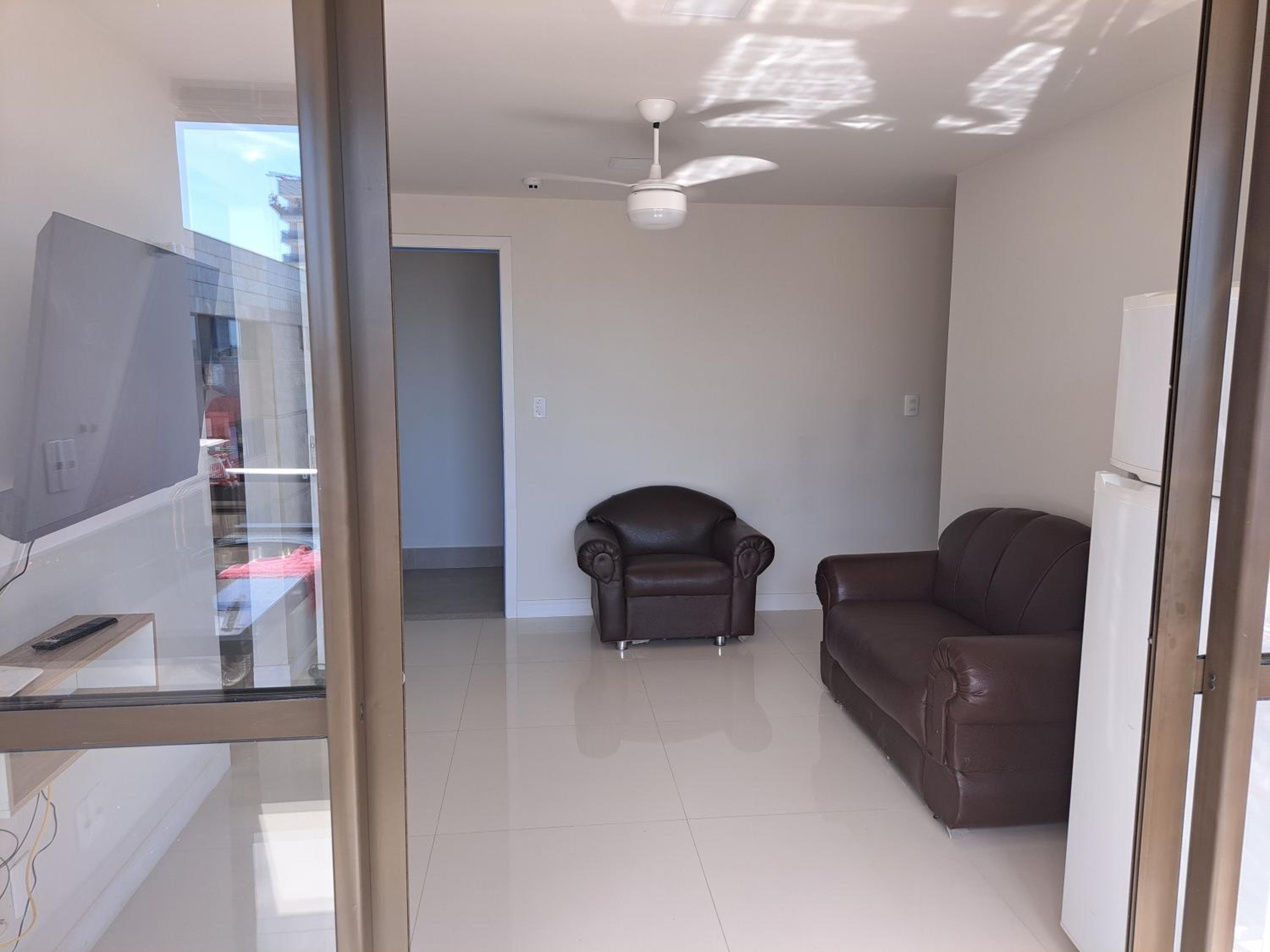 Aconchegante APARTAMENTO - Praia do Morro- Beira Mar com vista para o mar - 2 quartos , 2 banheiros, 2 vagas garagem, 1 varandas, 2 elevadores, Wi-Fi - bem