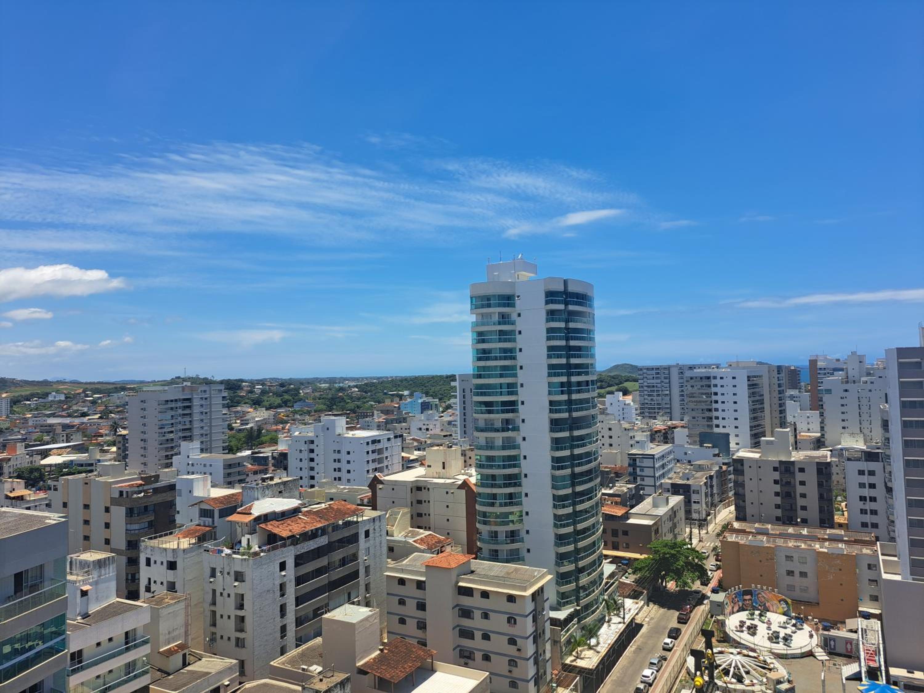 Aconchegante APARTAMENTO - Praia do Morro- Beira Mar com vista para o mar - 2 quartos , 2 banheiros, 2 vagas garagem, 1 varandas, 2 elevadores, Wi-Fi - bem