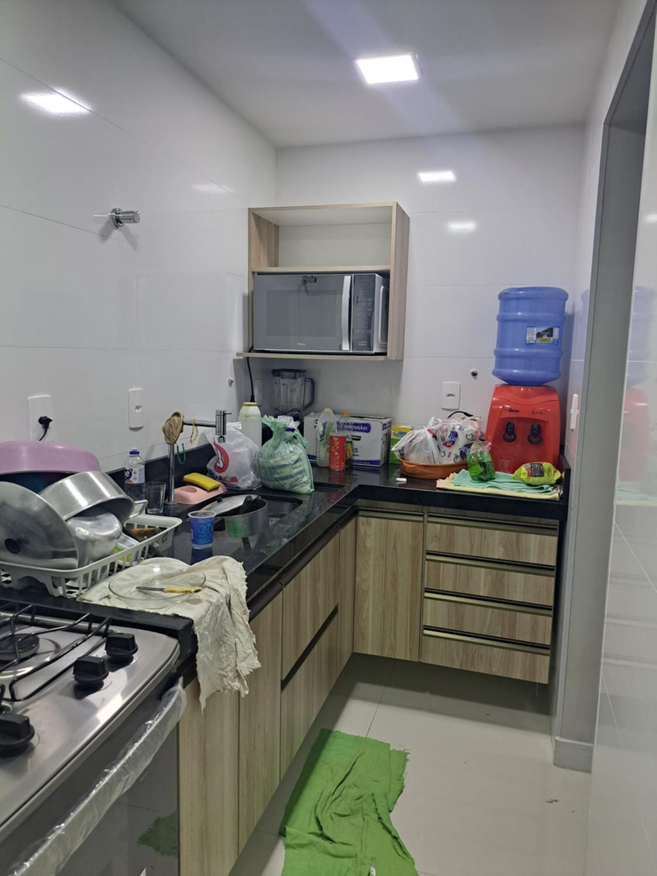 Aconchegante APARTAMENTO - Praia do Morro- Beira Mar com vista para o mar - 2 quartos , 2 banheiros, 2 vagas garagem, 1 varandas, 2 elevadores, Wi-Fi - bem