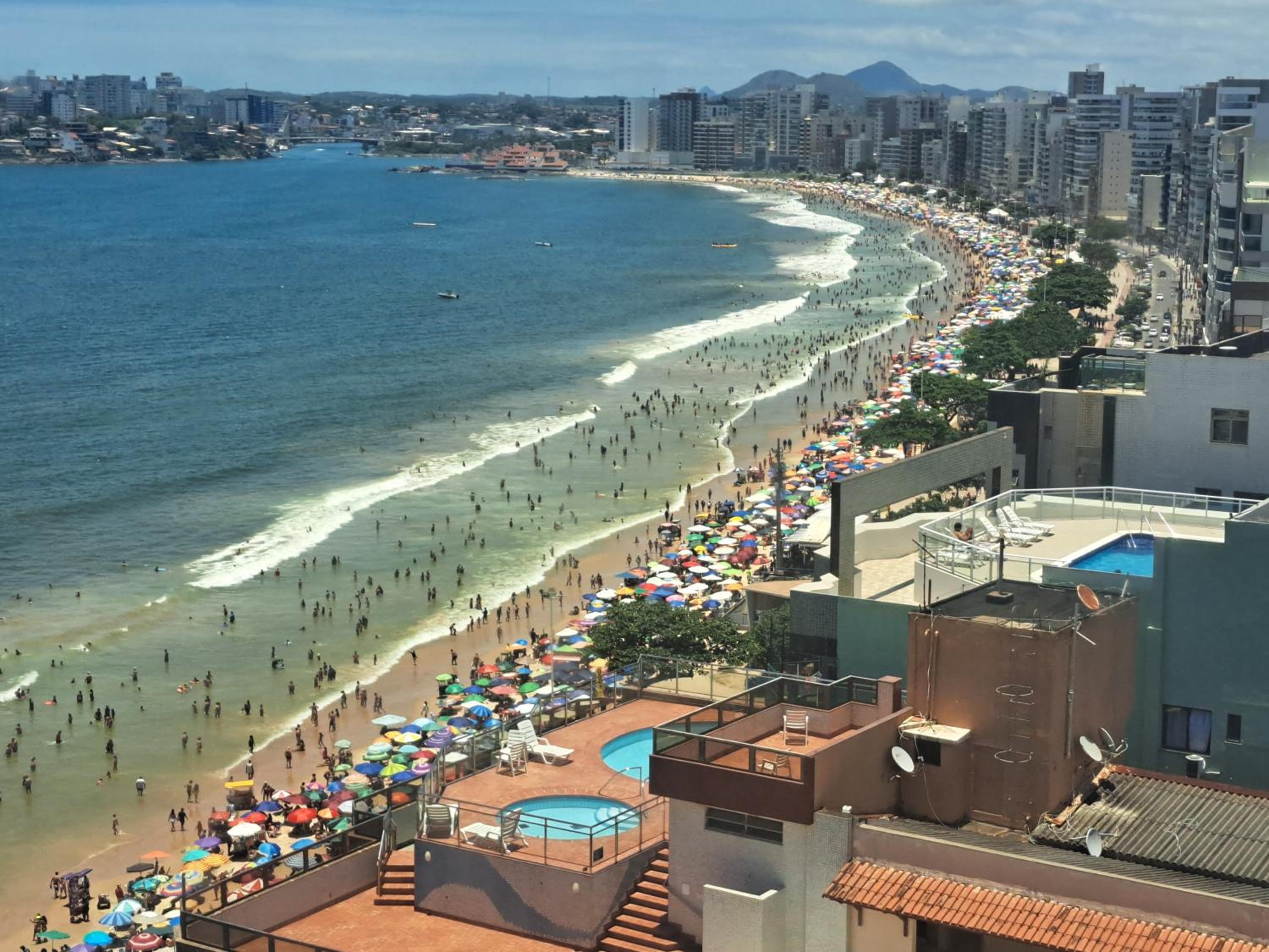 Aconchegante APARTAMENTO - Praia do Morro- Beira Mar com vista para o mar - 2 quartos , 2 banheiros, 2 vagas garagem, 1 varandas, 2 elevadores, Wi-Fi - bem