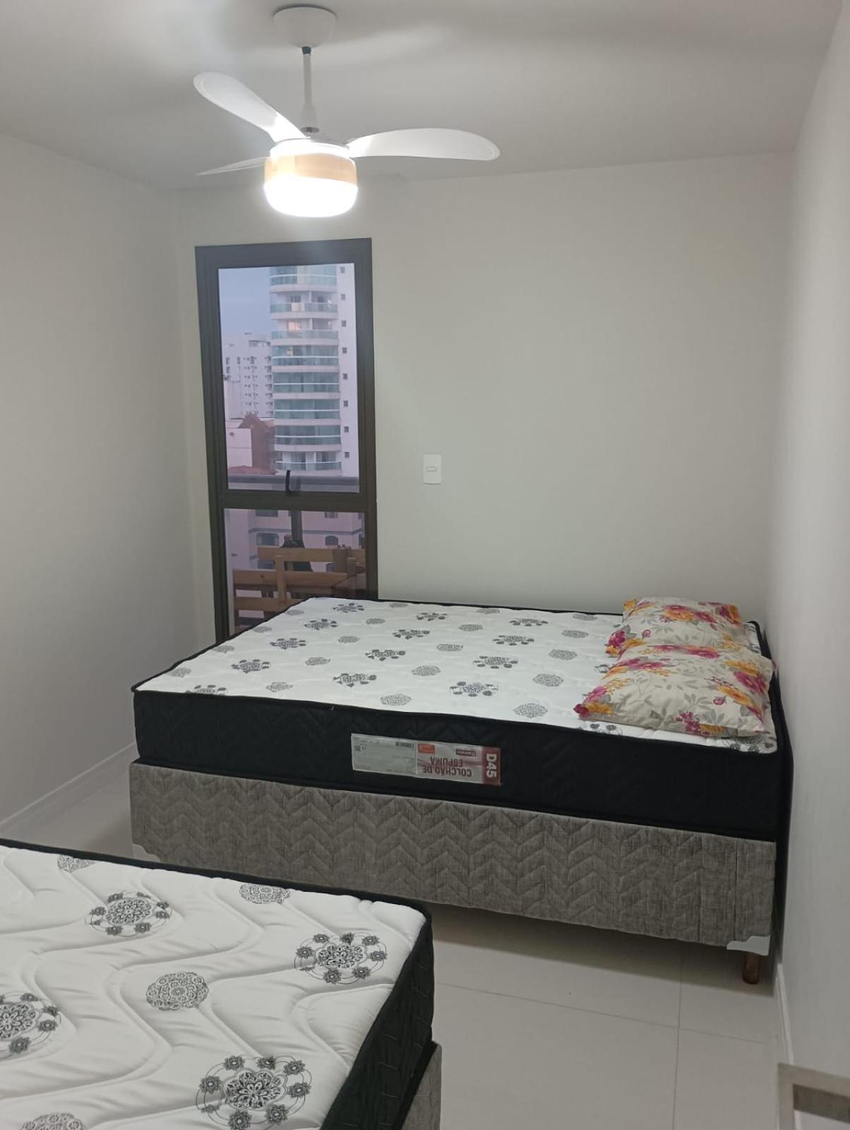 Aconchegante APARTAMENTO - Praia do Morro- Beira Mar com vista para o mar - 2 quartos , 2 banheiros, 2 vagas garagem, 1 varandas, 2 elevadores, Wi-Fi - bem