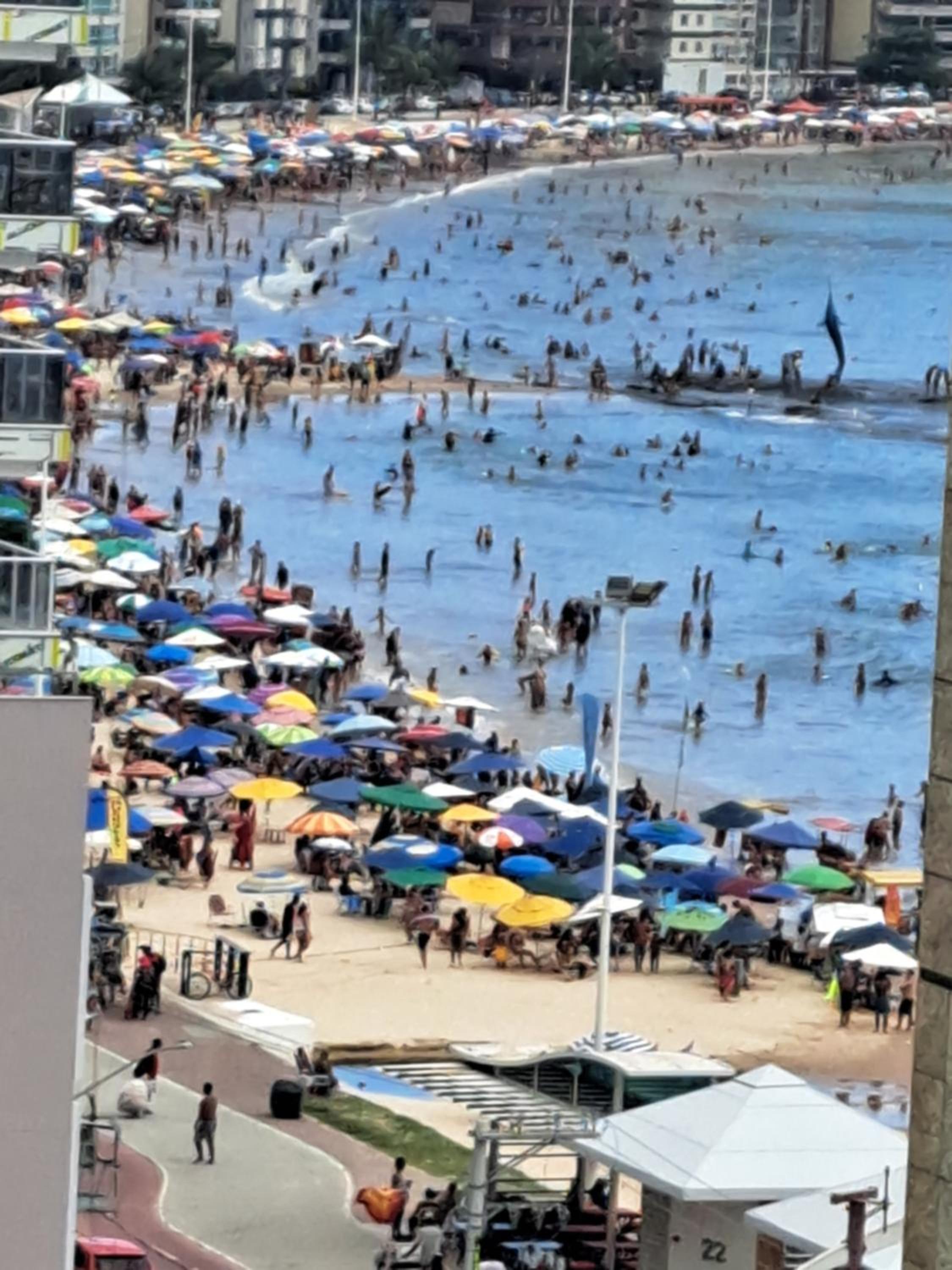 Aconchegante APARTAMENTO - Praia do Morro- Beira Mar com vista para o mar - 2 quartos , 2 banheiros, 2 vagas garagem, 1 varandas, 2 elevadores, Wi-Fi - bem
