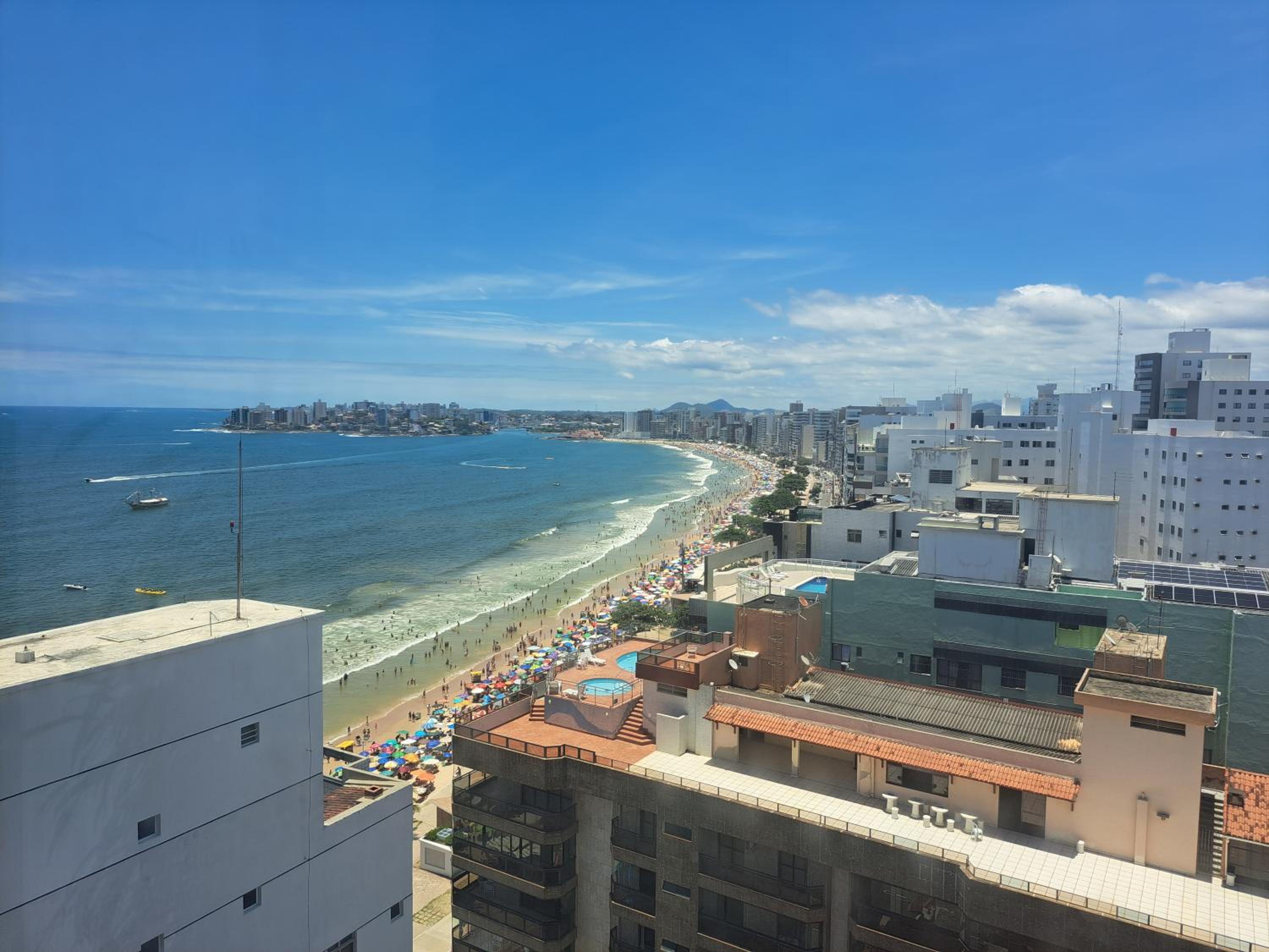 Aconchegante APARTAMENTO - Praia do Morro- Beira Mar com vista para o mar - 2 quartos , 2 banheiros, 2 vagas garagem, 1 varandas, 2 elevadores, Wi-Fi - bem