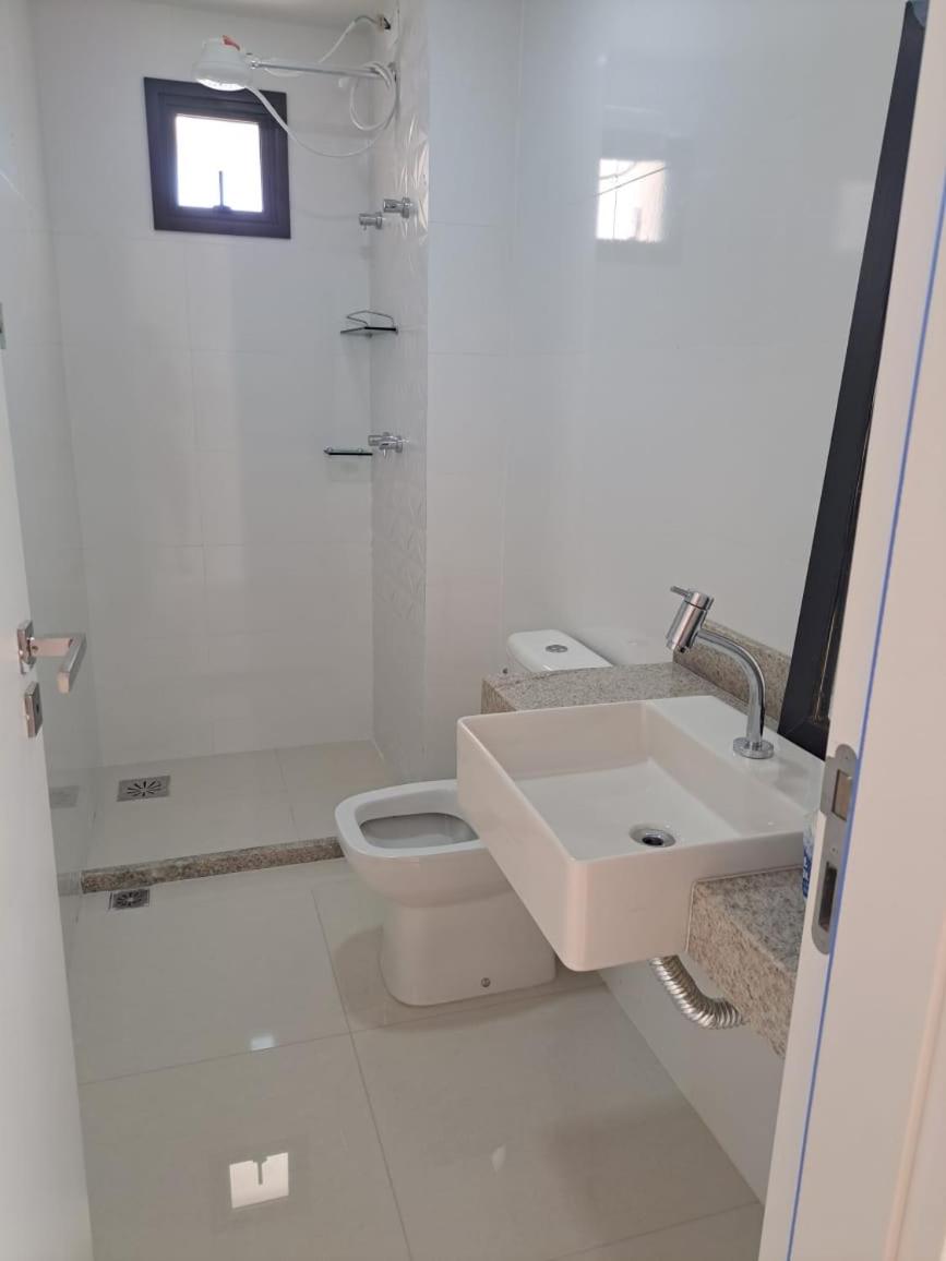 Aconchegante APARTAMENTO - Praia do Morro- Beira Mar com vista para o mar - 2 quartos , 2 banheiros, 2 vagas garagem, 1 varandas, 2 elevadores, Wi-Fi - bem