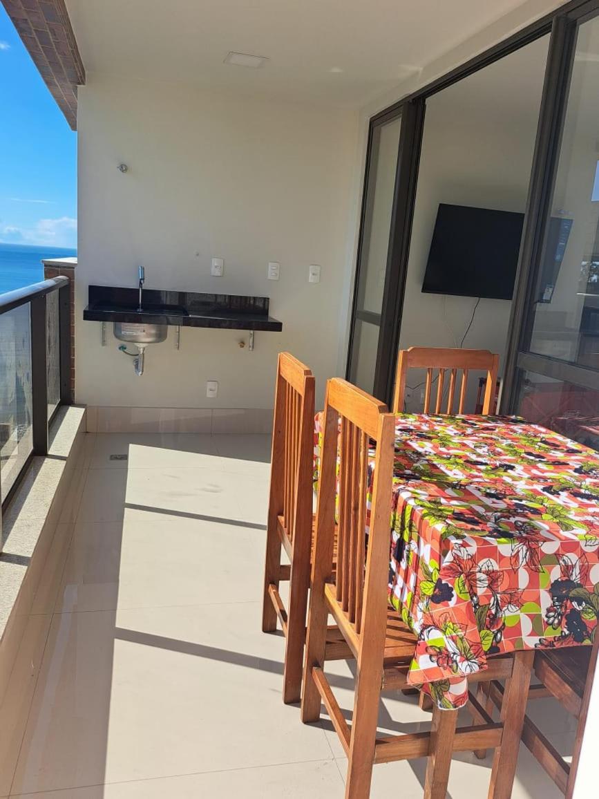 Aconchegante APARTAMENTO - Praia do Morro- Beira Mar com vista para o mar - 2 quartos , 2 banheiros, 2 vagas garagem, 1 varandas, 2 elevadores, Wi-Fi - bem
