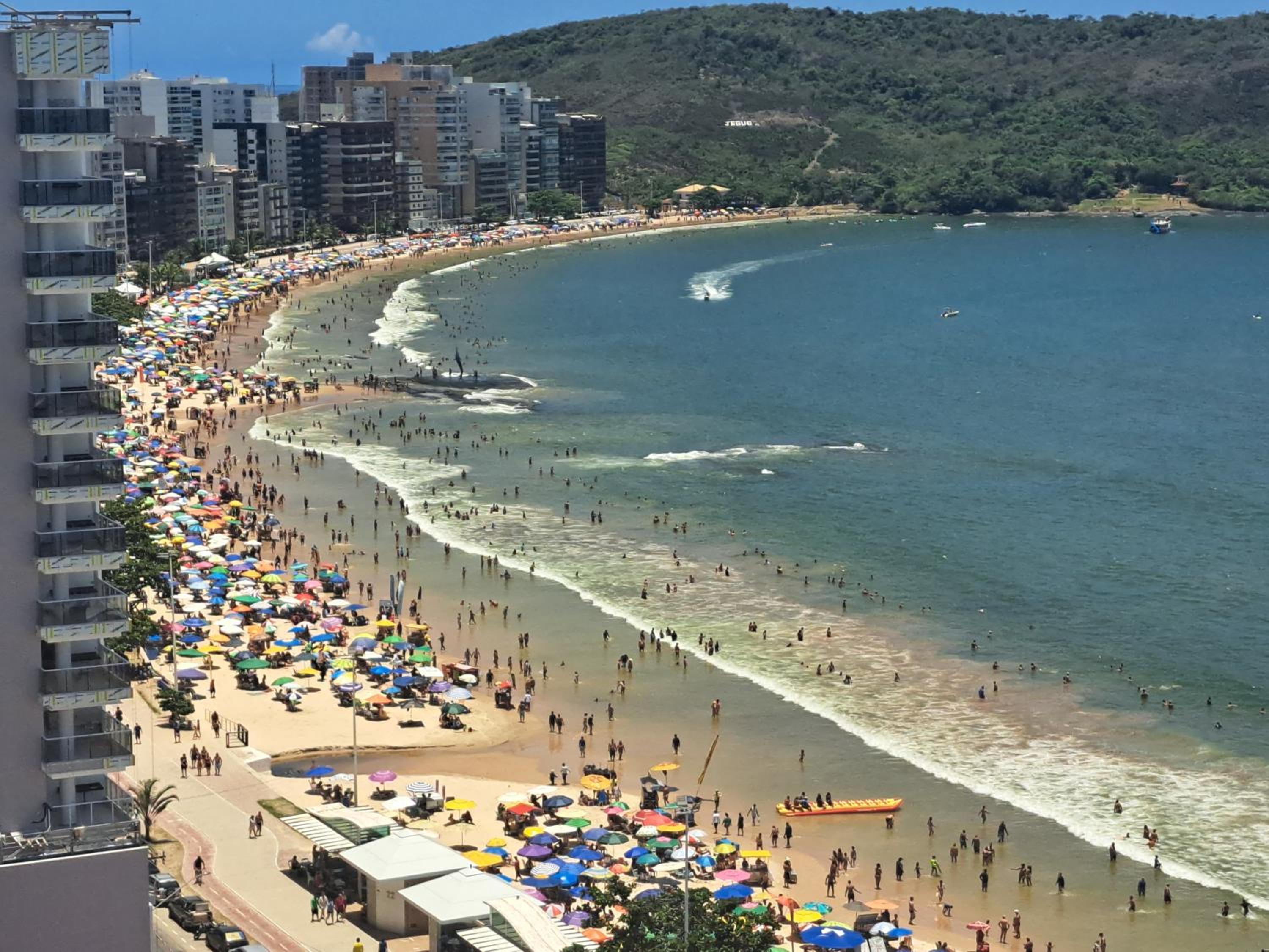 Aconchegante APARTAMENTO - Praia do Morro- Beira Mar com vista para o mar - 2 quartos , 2 banheiros, 2 vagas garagem, 1 varandas, 2 elevadores, Wi-Fi - bem