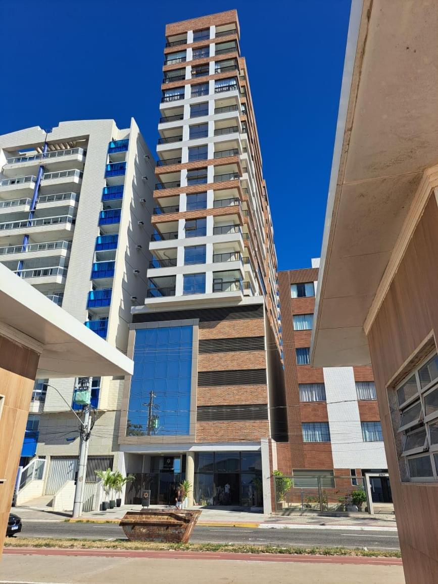 Aconchegante APARTAMENTO - Praia do Morro- Beira Mar com vista para o mar - 2 quartos , 2 banheiros, 2 vagas garagem, 1 varandas, 2 elevadores, Wi-Fi - bem