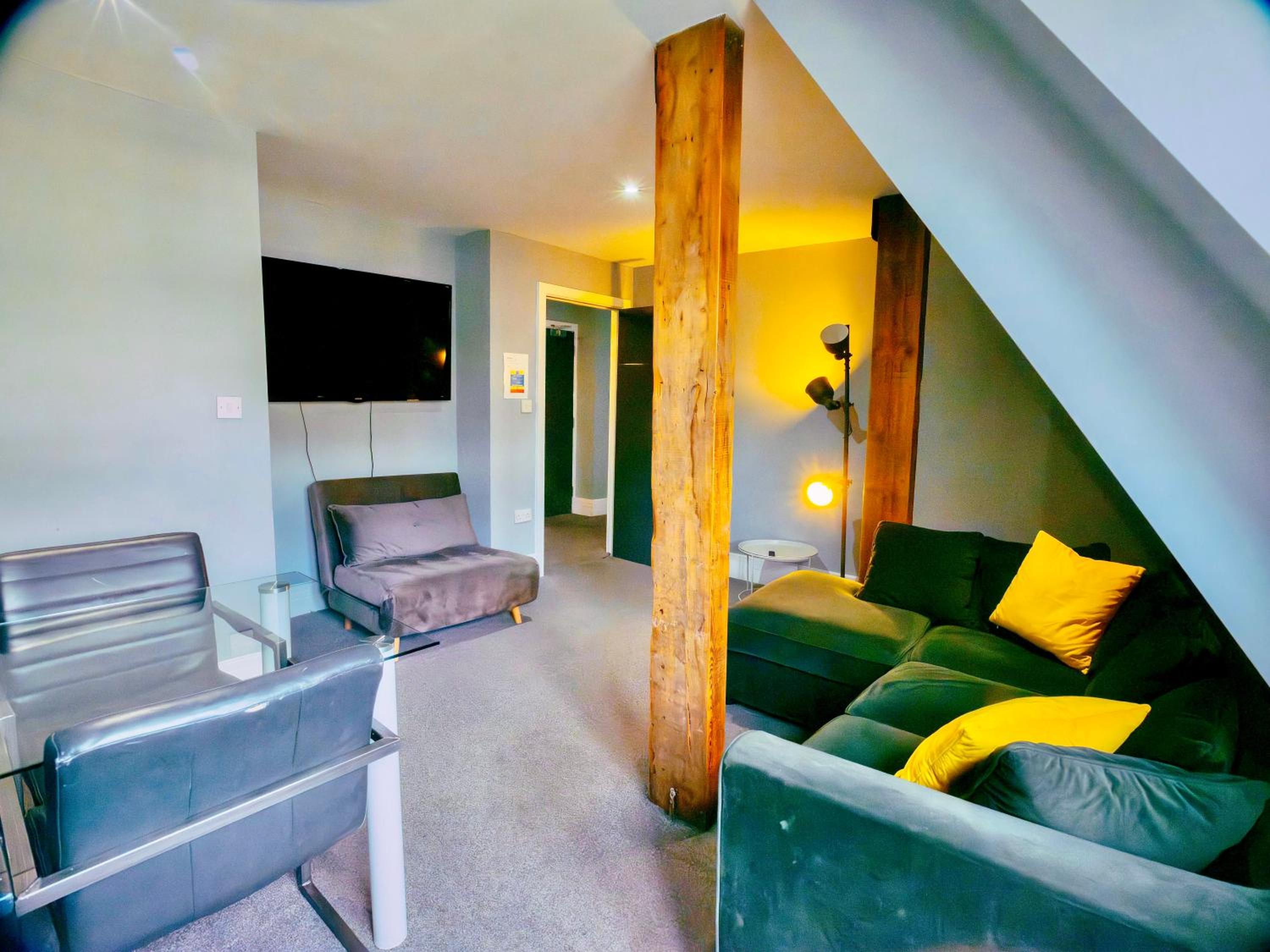 2 Bedroom Apartment in the Heart of Newcastle - Spacious - Sleeps 7 view 3