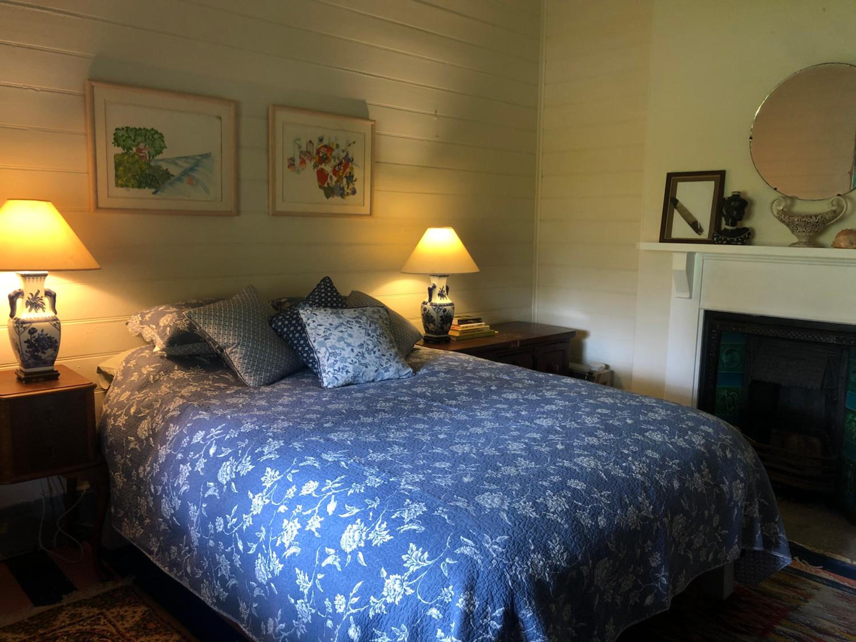 Original 1895 cottage with magnificent uninterrupted views of valley