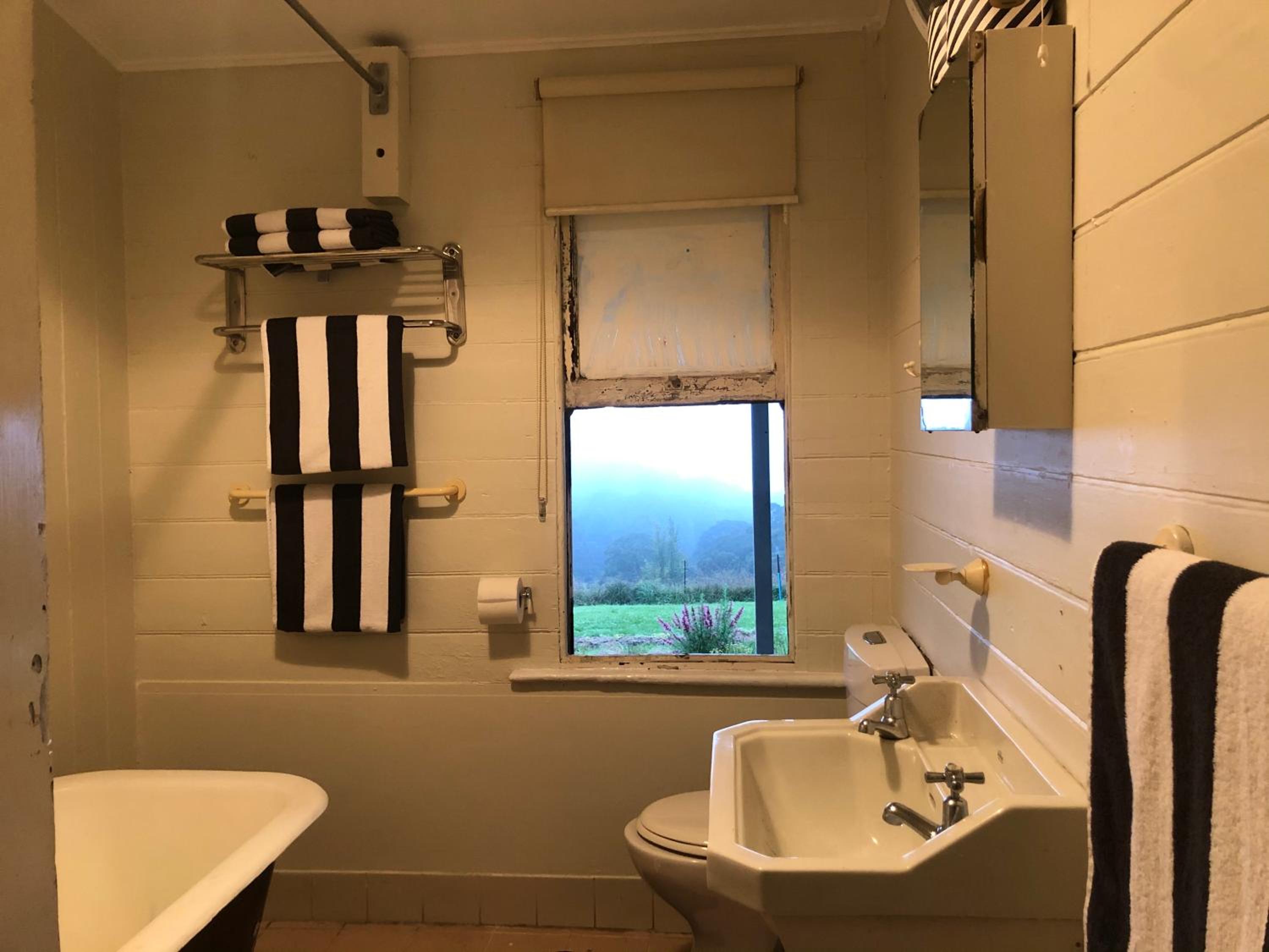Original 1895 cottage with magnificent uninterrupted views of valley