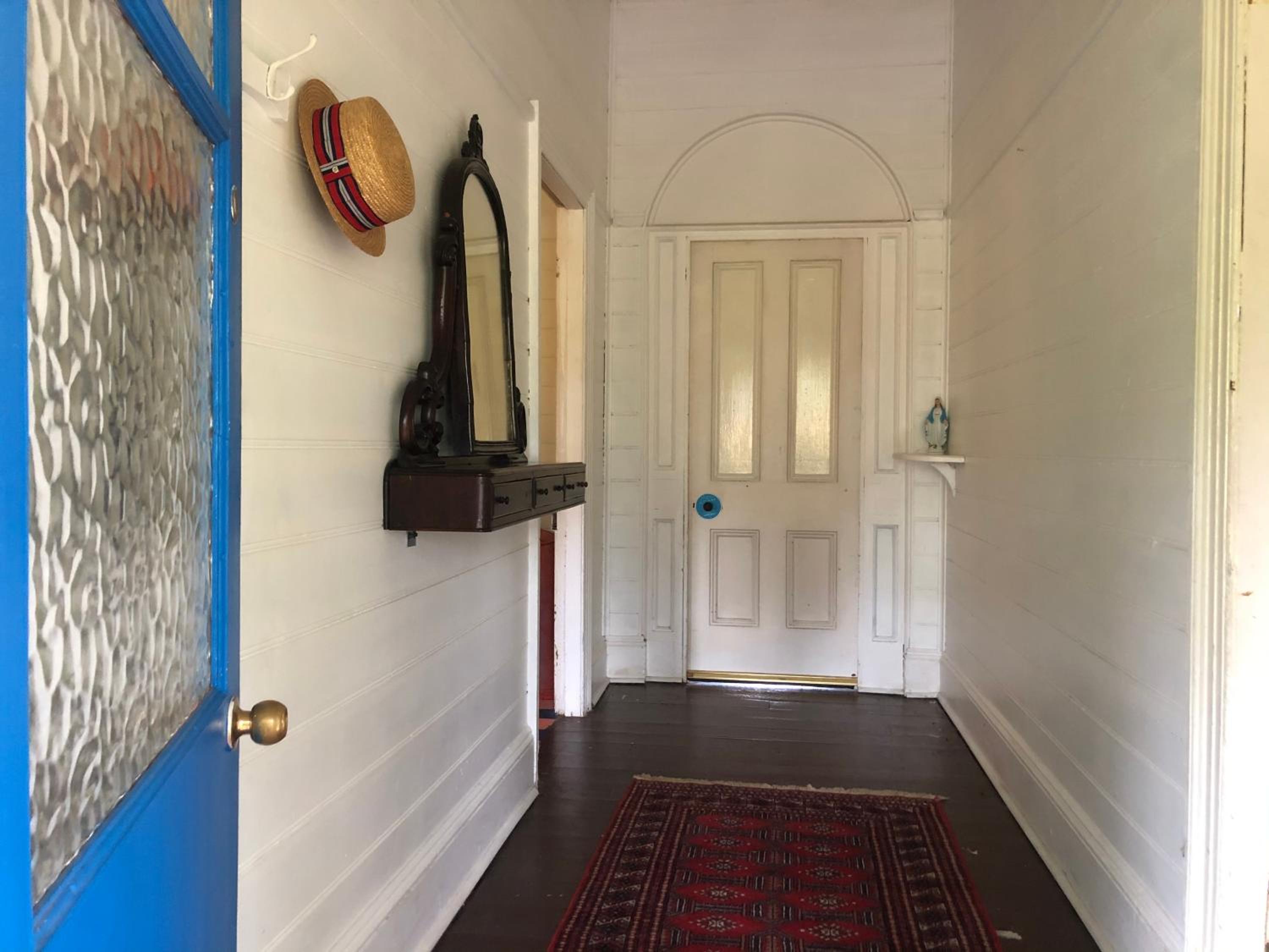 Original 1895 cottage with magnificent uninterrupted views of valley