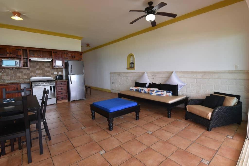 Bluefish Condo, Ocean Front, Sunrises, Pool, Hot Tub, Under New Management